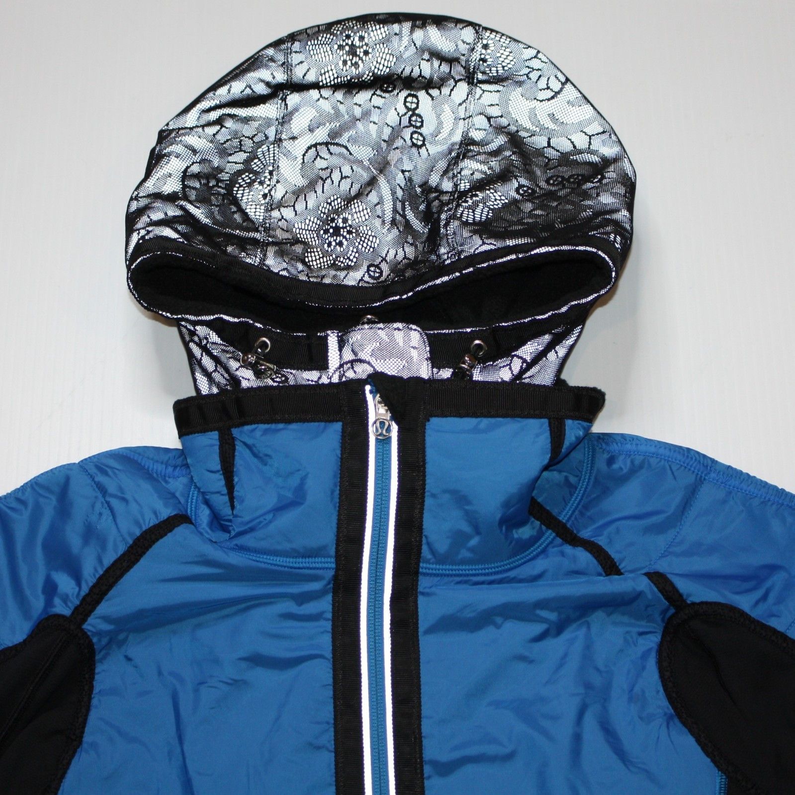 Lululemon Bundle Up Jacket in Black & Beaming Blue in size 8 NWOT Size M / US 6-8 / IT 42-44 - 19 Thumbnail