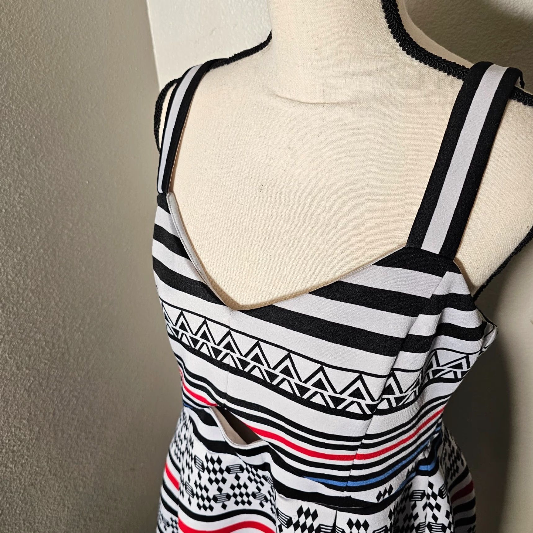 Guess GUESS Women's Short Sheath Dress Sleeveless V Neck Size 12 Aztec Print Stripe Dress Color White Summer Size 34" / US 12 / IT 48 - 3 Thumbnail