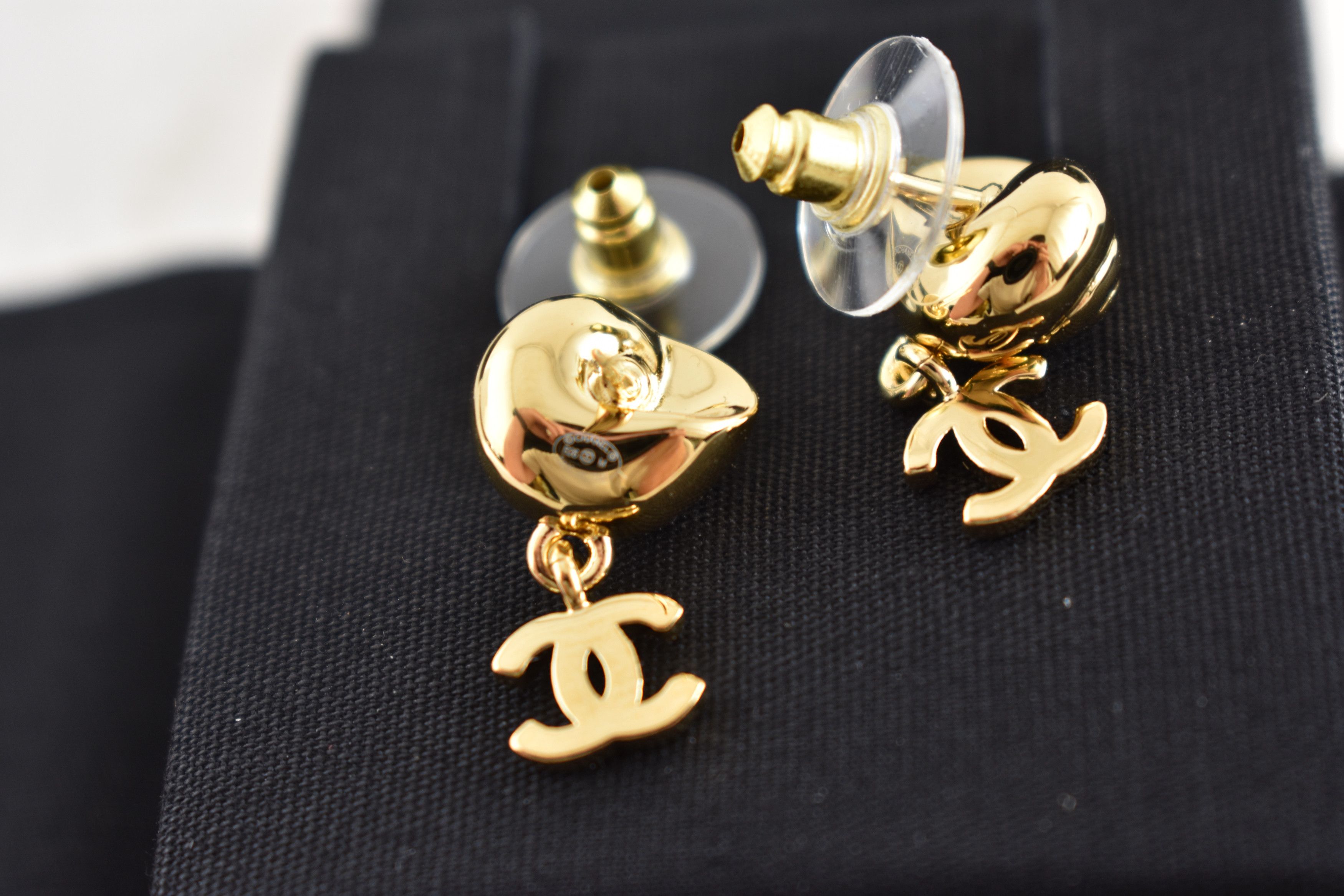 Chanel 26M Coco Beach Shell Seashell CC Logo Dangle Stud Earrings Size ONE SIZE - 23 Thumbnail