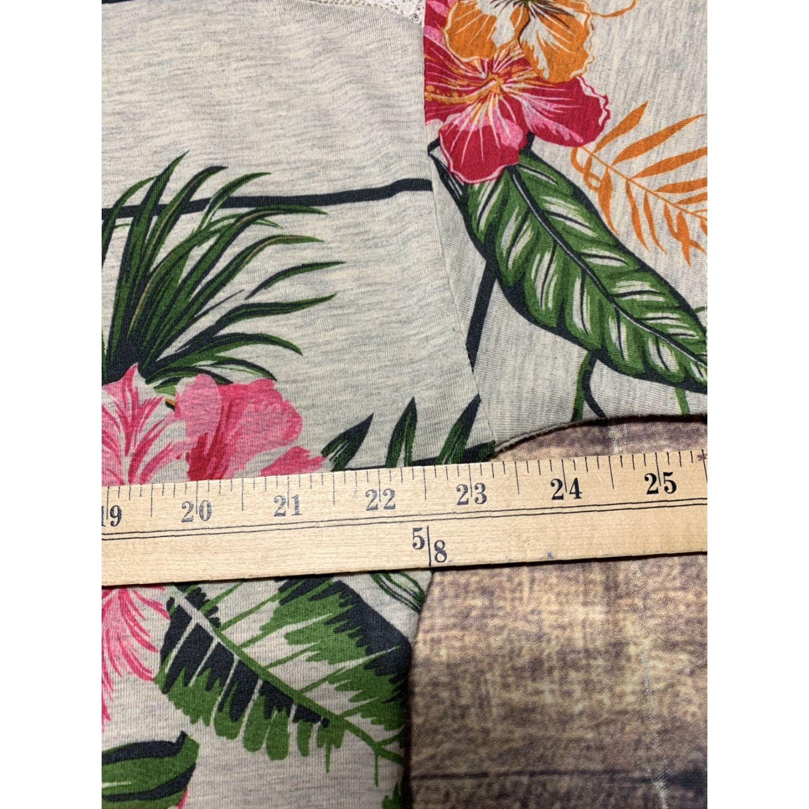 Vintage Est 1946 Woman’s Short Sleeve Top Shirt Size Large Floral Stripes Cream Green Womens Size L / US 10 / IT 46 - 6 Thumbnail