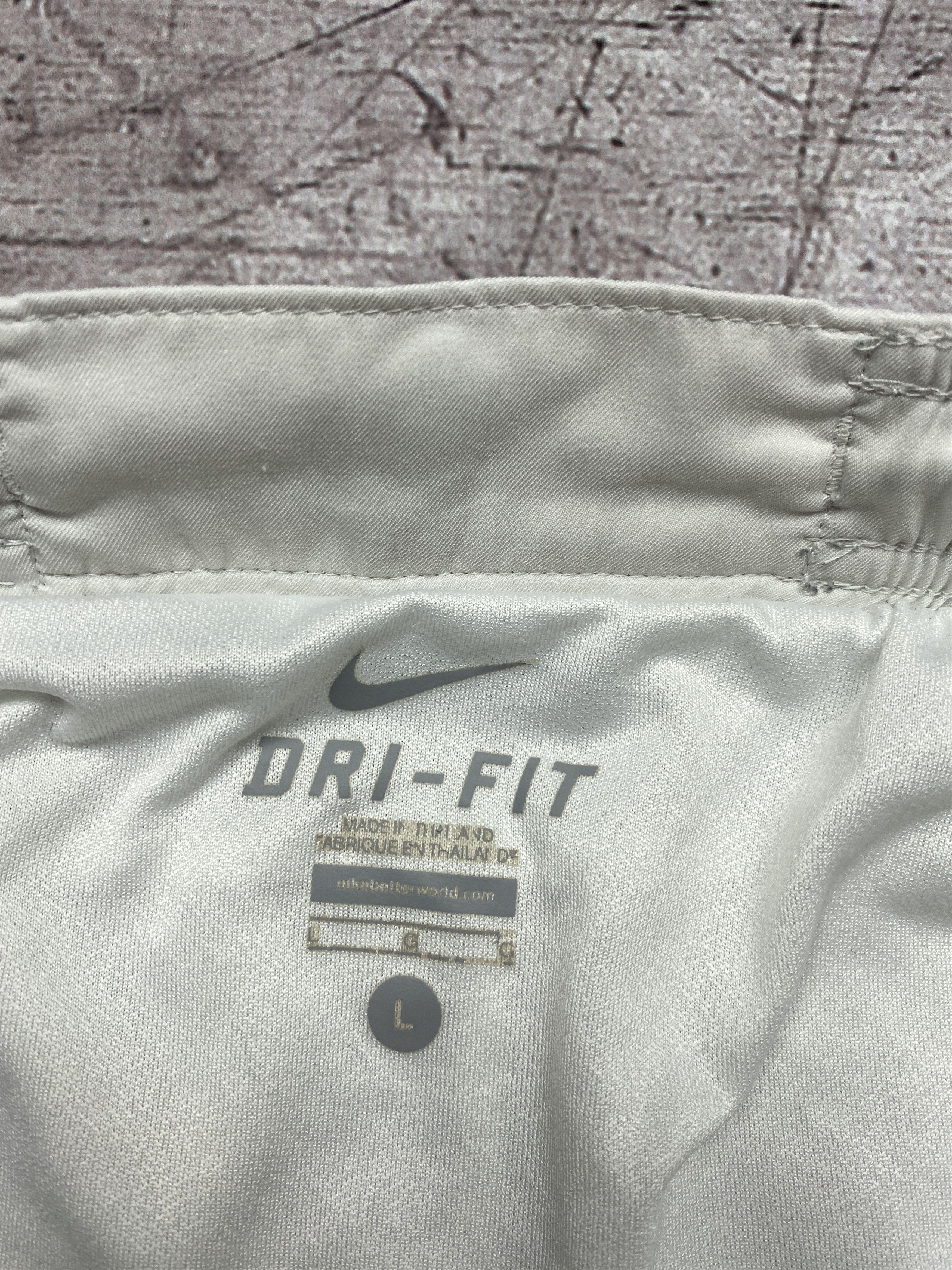 Nike Nike Manchester United Vintage Mens Shorts Size US 34 / EU 50 - 4 Thumbnail