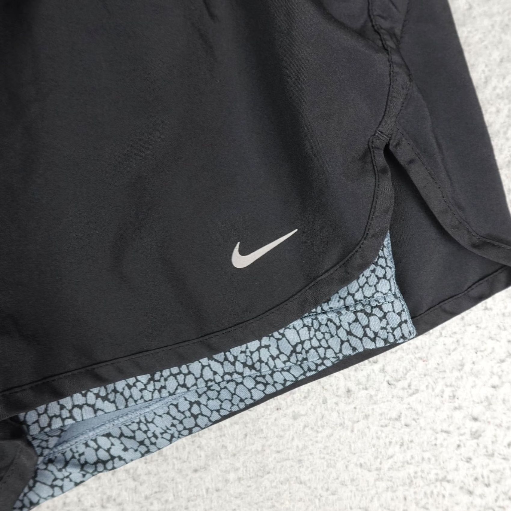 Nike Nike Womens Large Black Dri Fit Running Athletic Workout Lined Shorts 4 Inseam Size 36" / US 14 / IT 50 - 4 Thumbnail