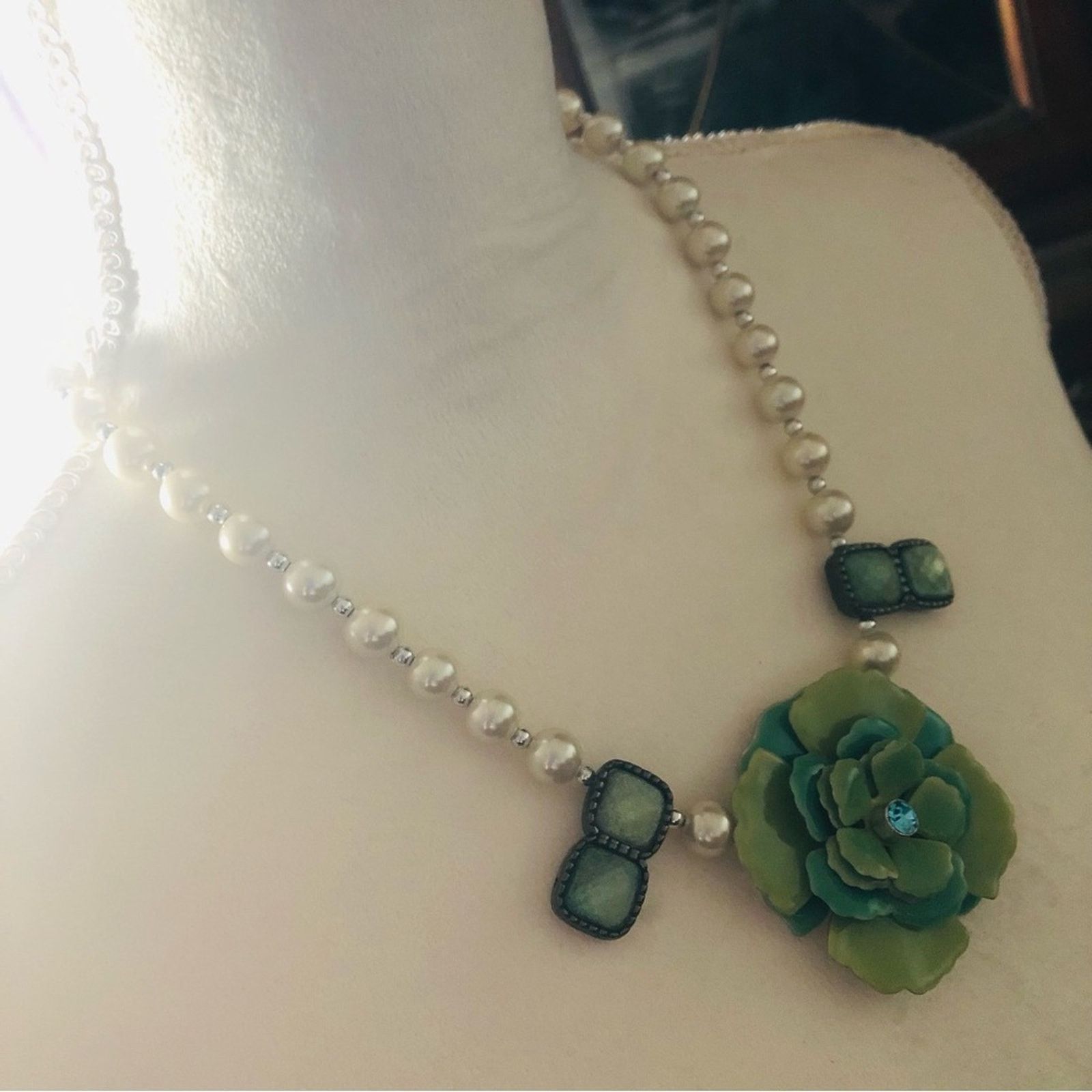 Handmade Handcrafted classy elegant Pearl metal flower necklace Size ONE SIZE - 4 Thumbnail