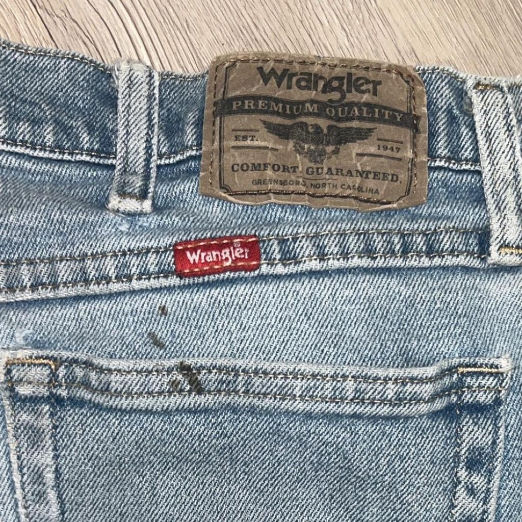 Wrangler Wrangler denim jeans they have paint stains work jeans Size US 36 / EU 52 - 1 Thumbnail