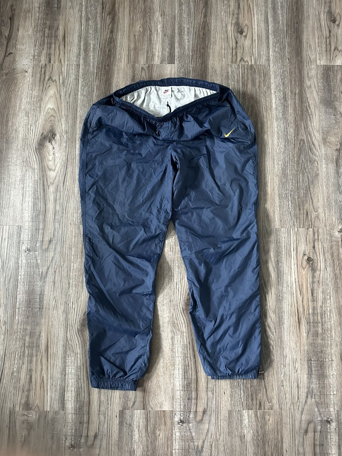 Vintage Vintage 90's Nike Baggy Nylon Trackpants Joggers Size US 36 / EU 52 - 1 Thumbnail