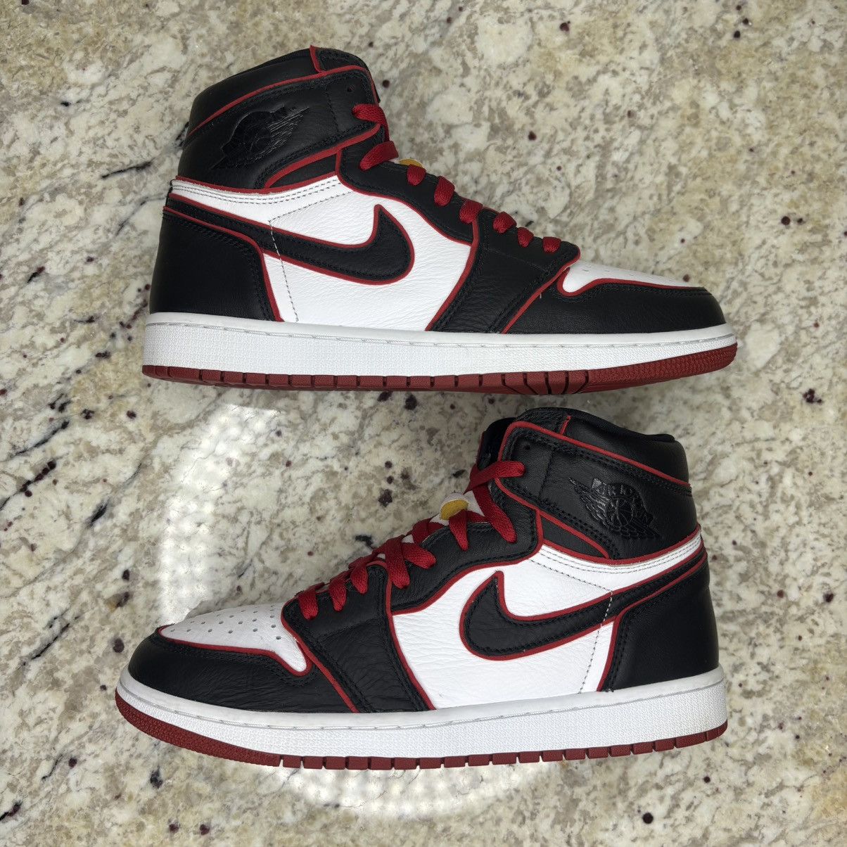 Jordan Brand Size 9.5 - Jordan 1 High OG Bloodline 2019 Light Wear W/Box Size US 9.5 / EU 42-43 - 2 Thumbnail