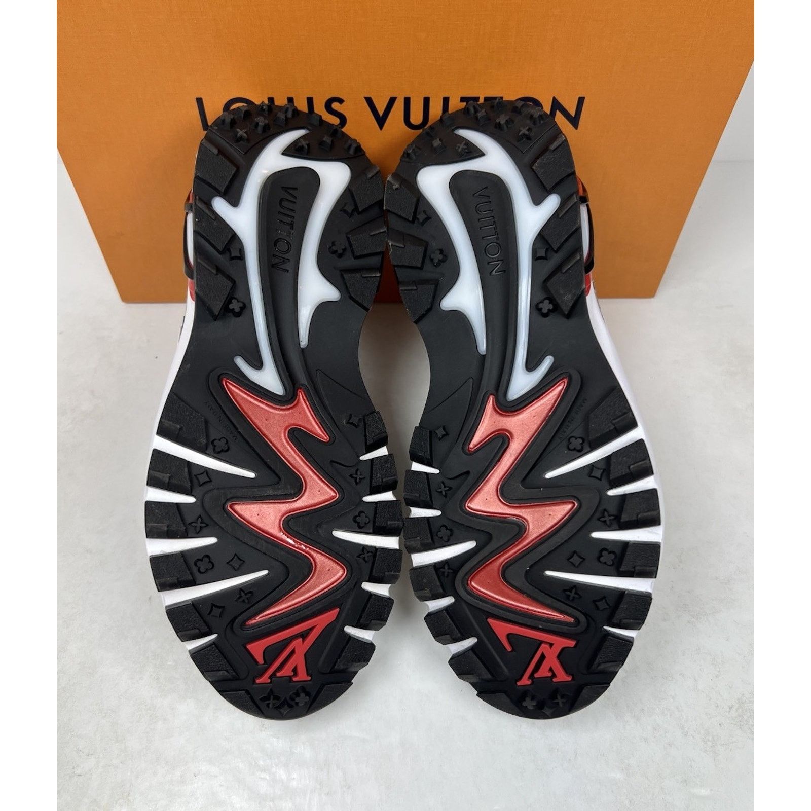 Louis Vuitton Size 6LV/7US - Louis Vuitton Runner Tatic Silver Size US 7 / EU 40 - 7 Thumbnail