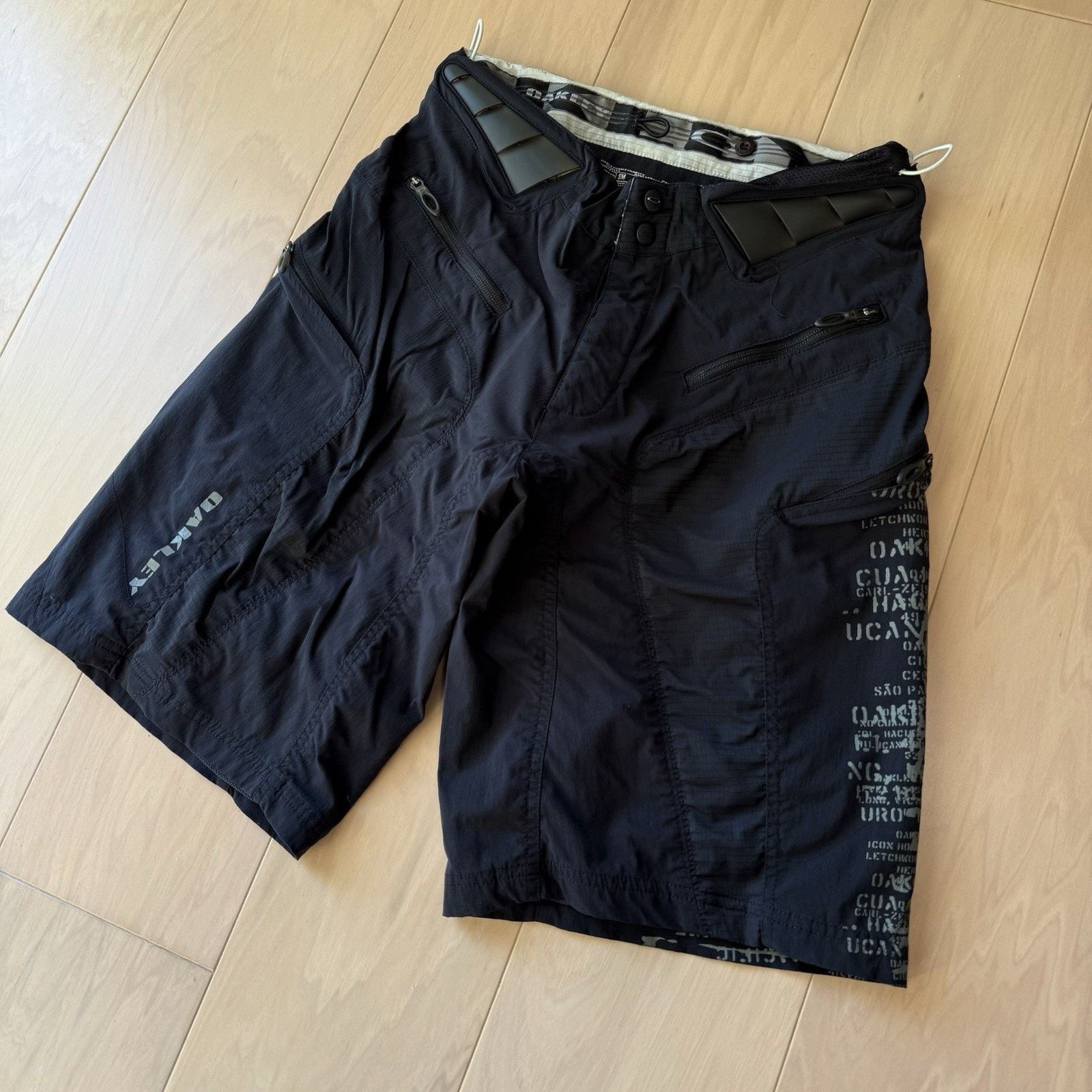 Oakley Vintage Oakley Shorts S Black Bicycle Software Outerwear Size US 30 / EU 46 - 8 Thumbnail