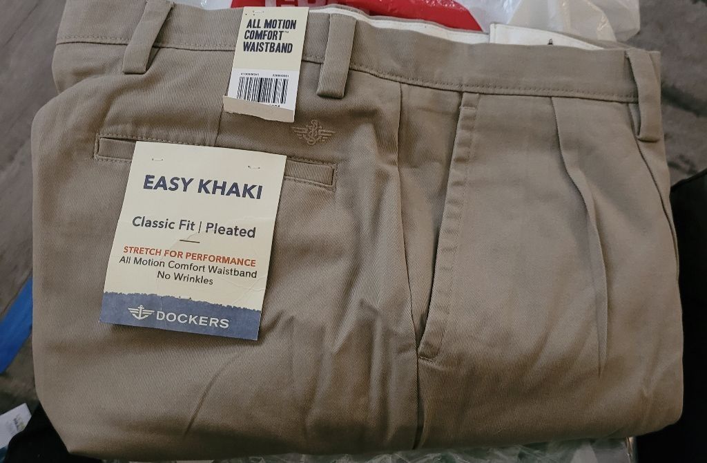 Dockers Men's Dockers Khaki Classic Fit Pleated Khakis Waist 34 Size US 32 / EU 48 - 5 Thumbnail
