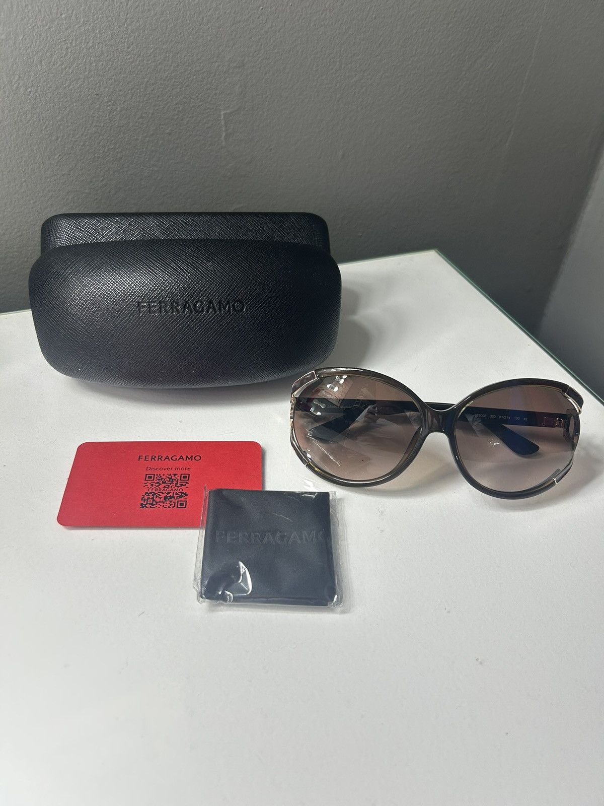 Salvatore Ferragamo Salvatore Ferragamo SF600S Brown Oval Shaped Sunglasses Size ONE SIZE - 1 Thumbnail