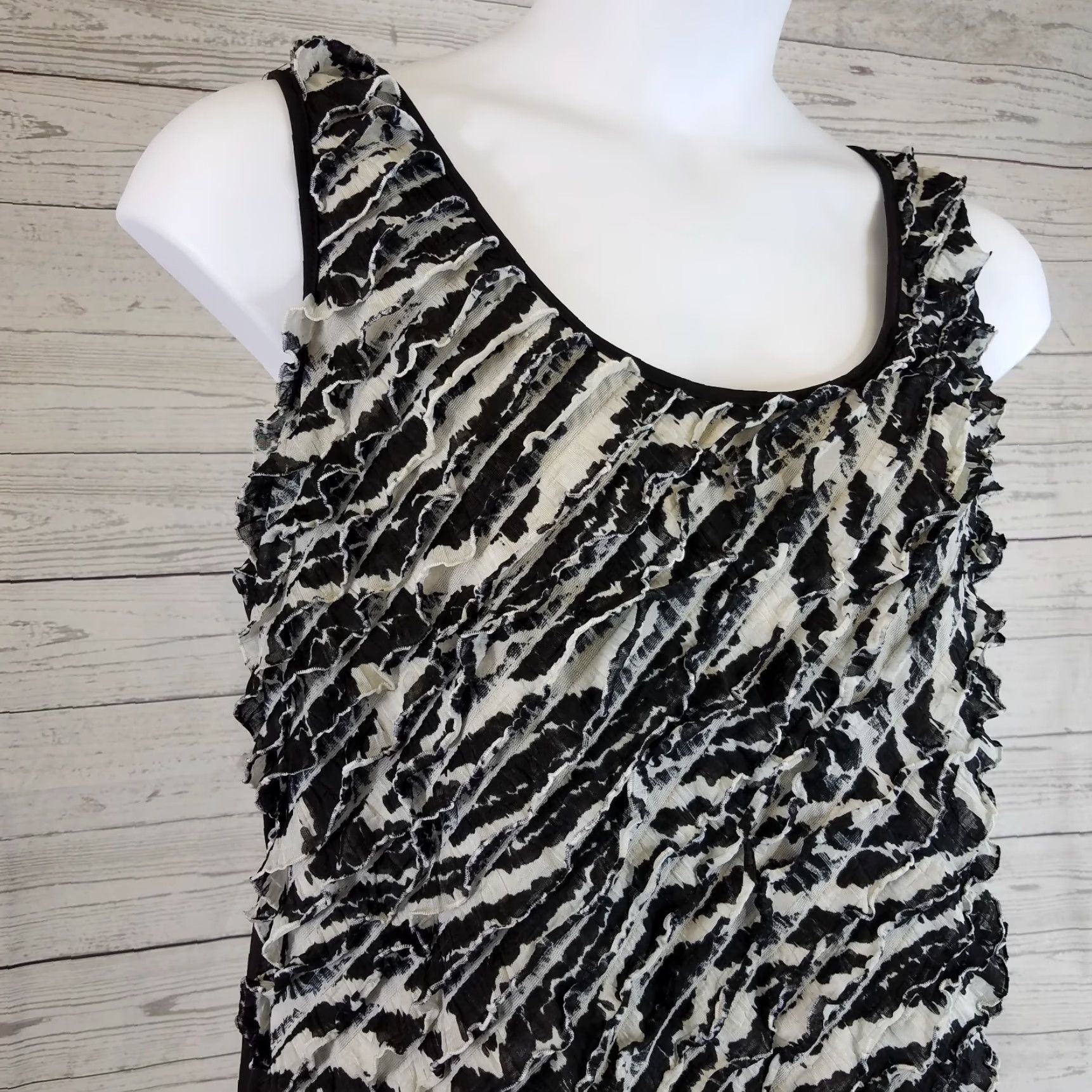 Torrid Torrid Tank Top Women Plus 2X Black White Ruffle Scoop Neck Sleeveless Size XXL / US 16-18 / IT 52-54 - 4 Thumbnail
