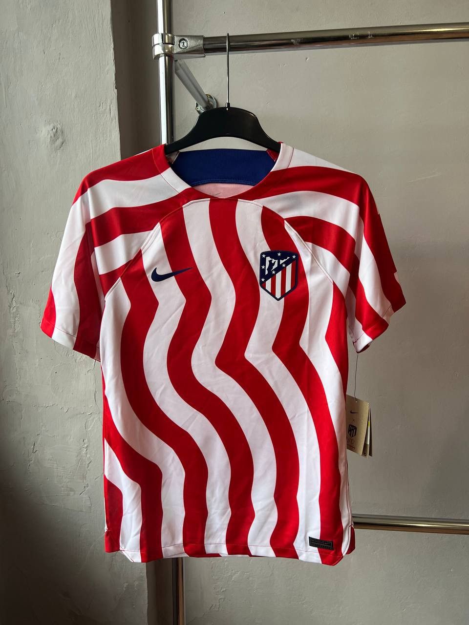 Nike MEW! 2022/23 ATLETICO MADRID HOME SOCCER JERSEY SHIRT NIKE S Size US S / EU 44-46 / 1 - 3 Thumbnail