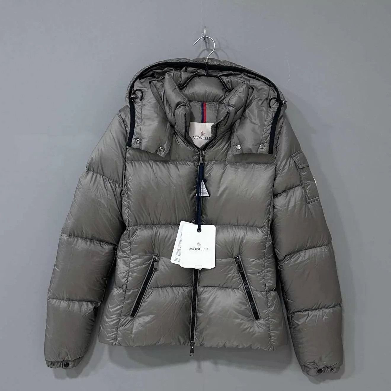 Moncler Moncler Fourmi gray hooded down jacket 2 new tags Size XS / US 0-2 / IT 36-38 - 1 Thumbnail