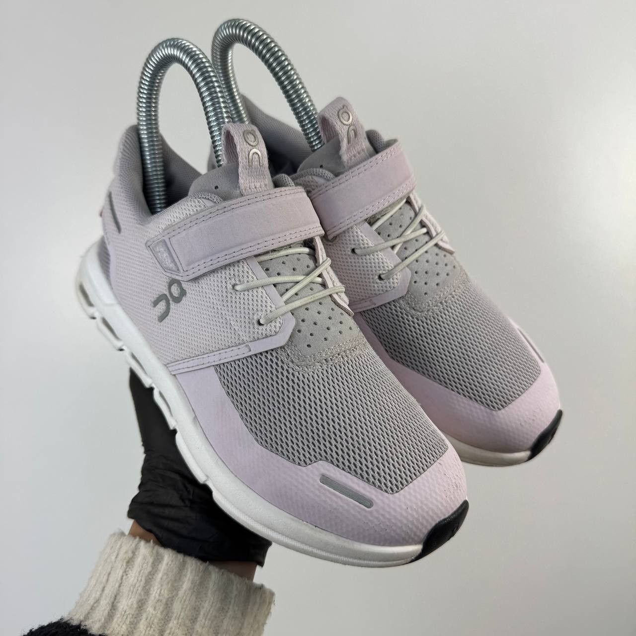 On On Cloud Kids Running Shoes Grey Pink EU 31.5 | Grailed