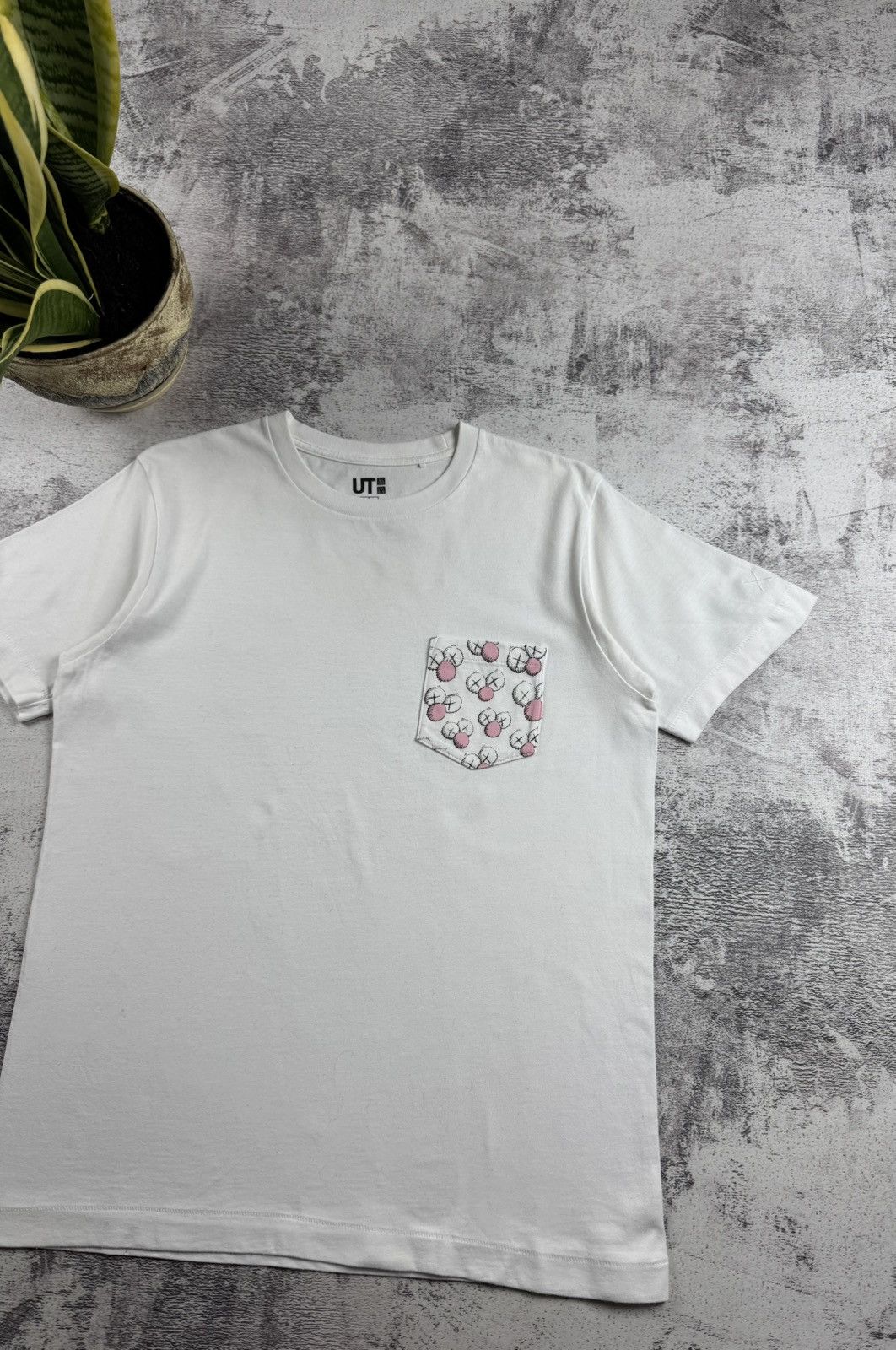 Kaws × Uniqlo KAWS Pocket Pink BFF Designer Small Cotton Jersey T Shirt Size US S / EU 44-46 / 1 - 3 Thumbnail