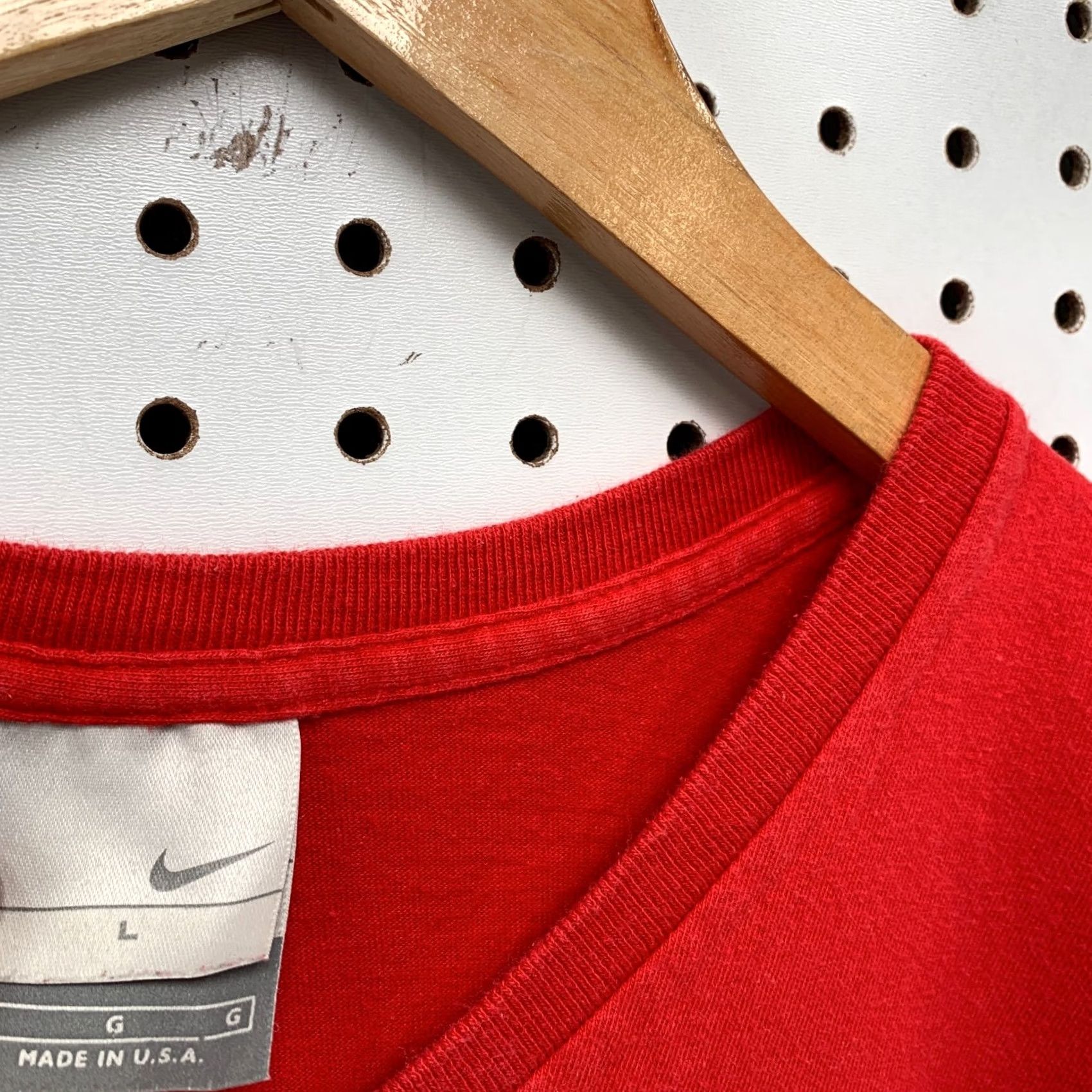 Nike VINTAGE Nike Shirt Red V Neck White Spell Out Womens Large 22.5x24.5 Size L / US 10 / IT 46 - 7 Thumbnail