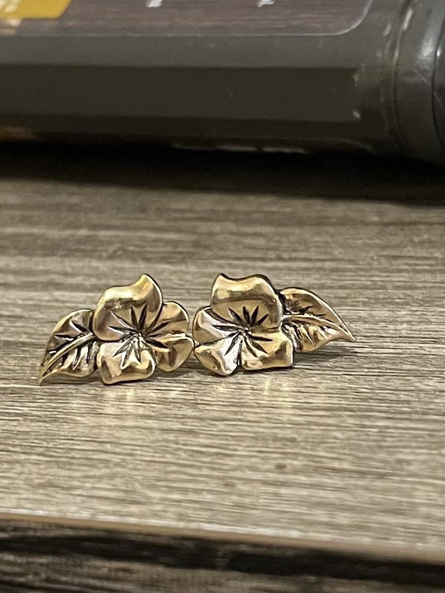 Vintage Avon Vintage Gold-Tone Earrings with Floral Design Size ONE SIZE - 1 Thumbnail