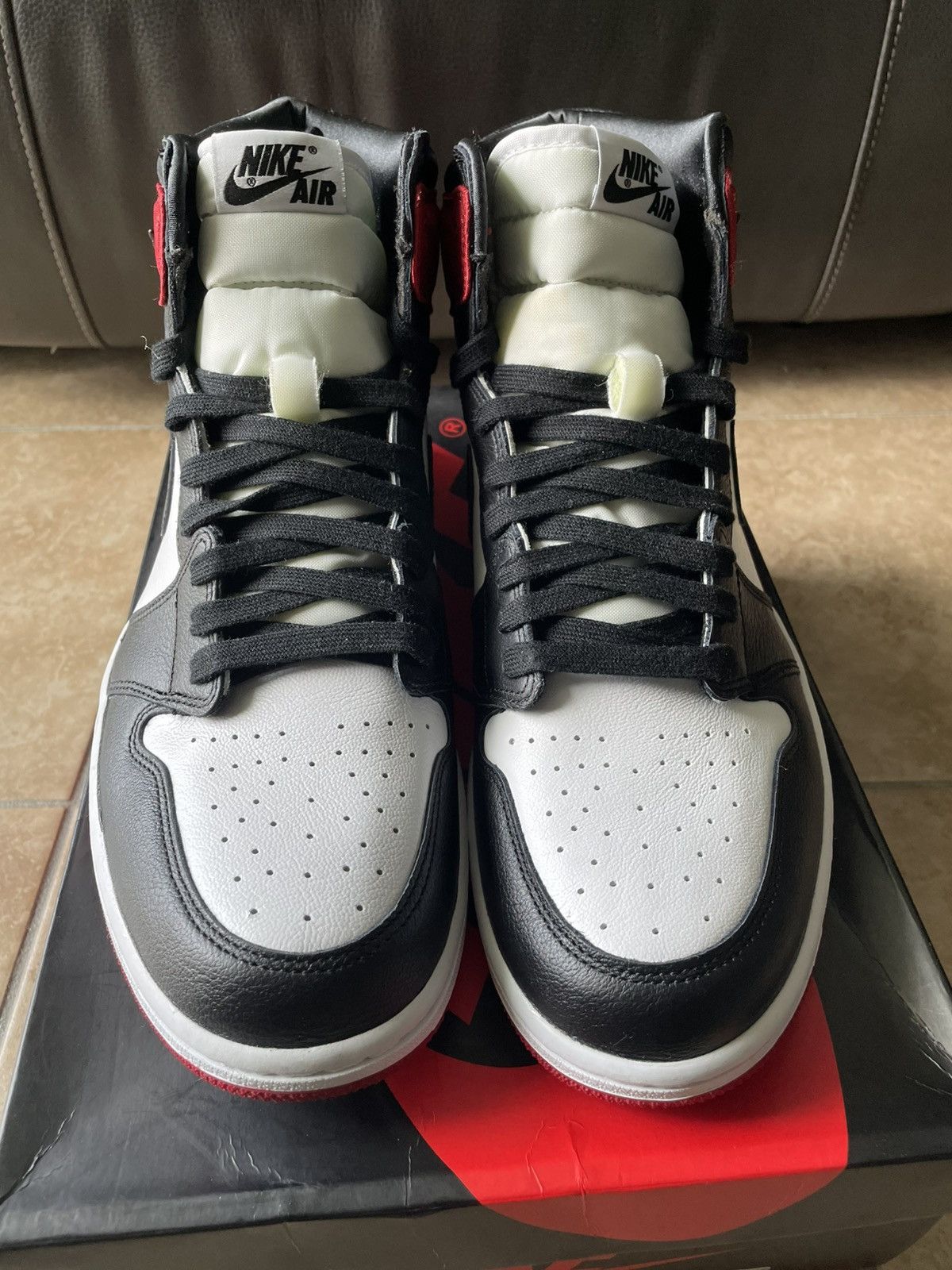 Jordan Brand WMNS AIR JORDAN 1 HIGH OG/ SATIN BLACK TOE Size US 10.5 / EU 43-44 - 3 Thumbnail