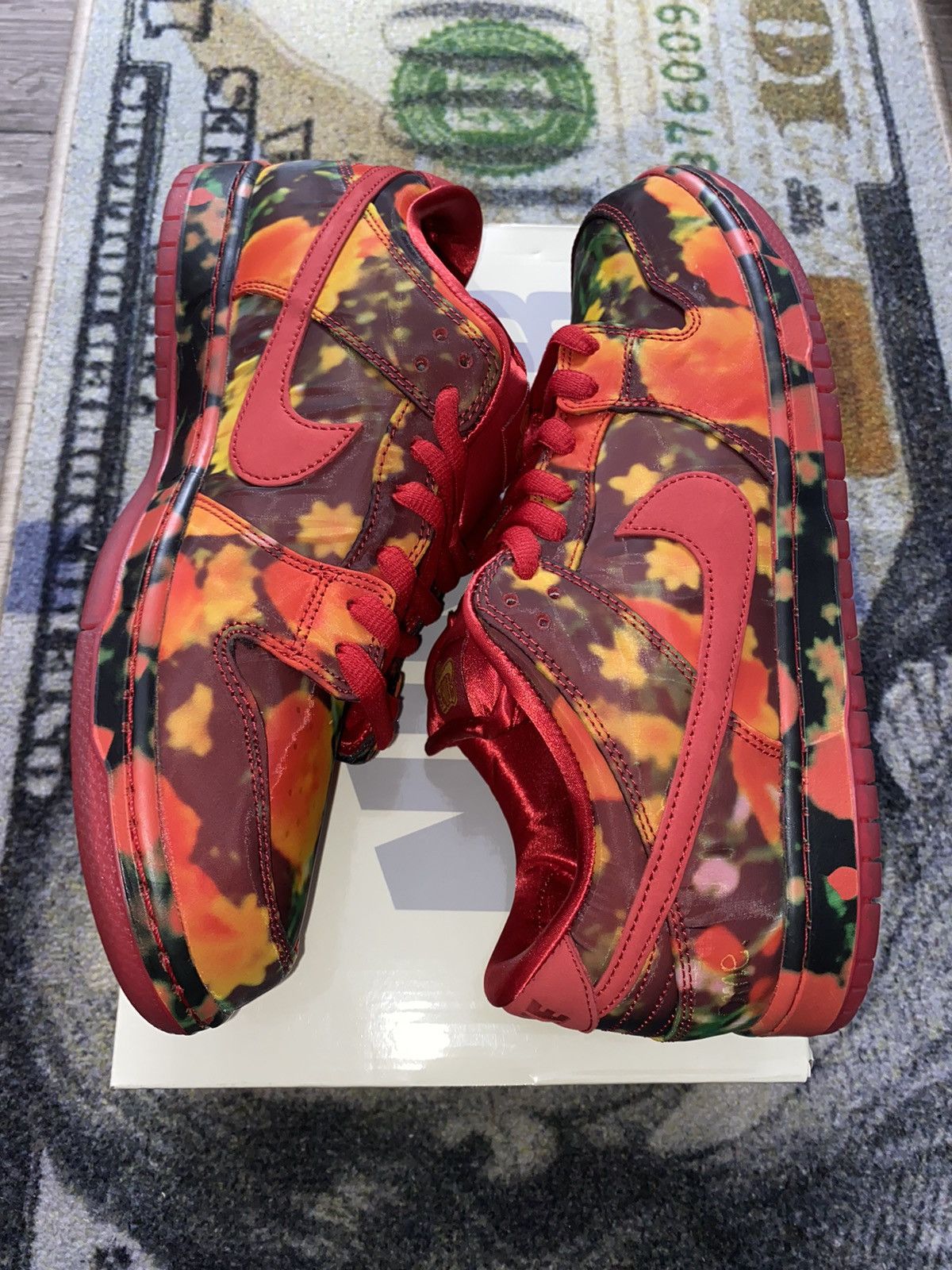 Nike Nike SB Dunk Low The Wizard of Oz Poppy Field Size US 11.5 / EU 44-45 - 1 Thumbnail