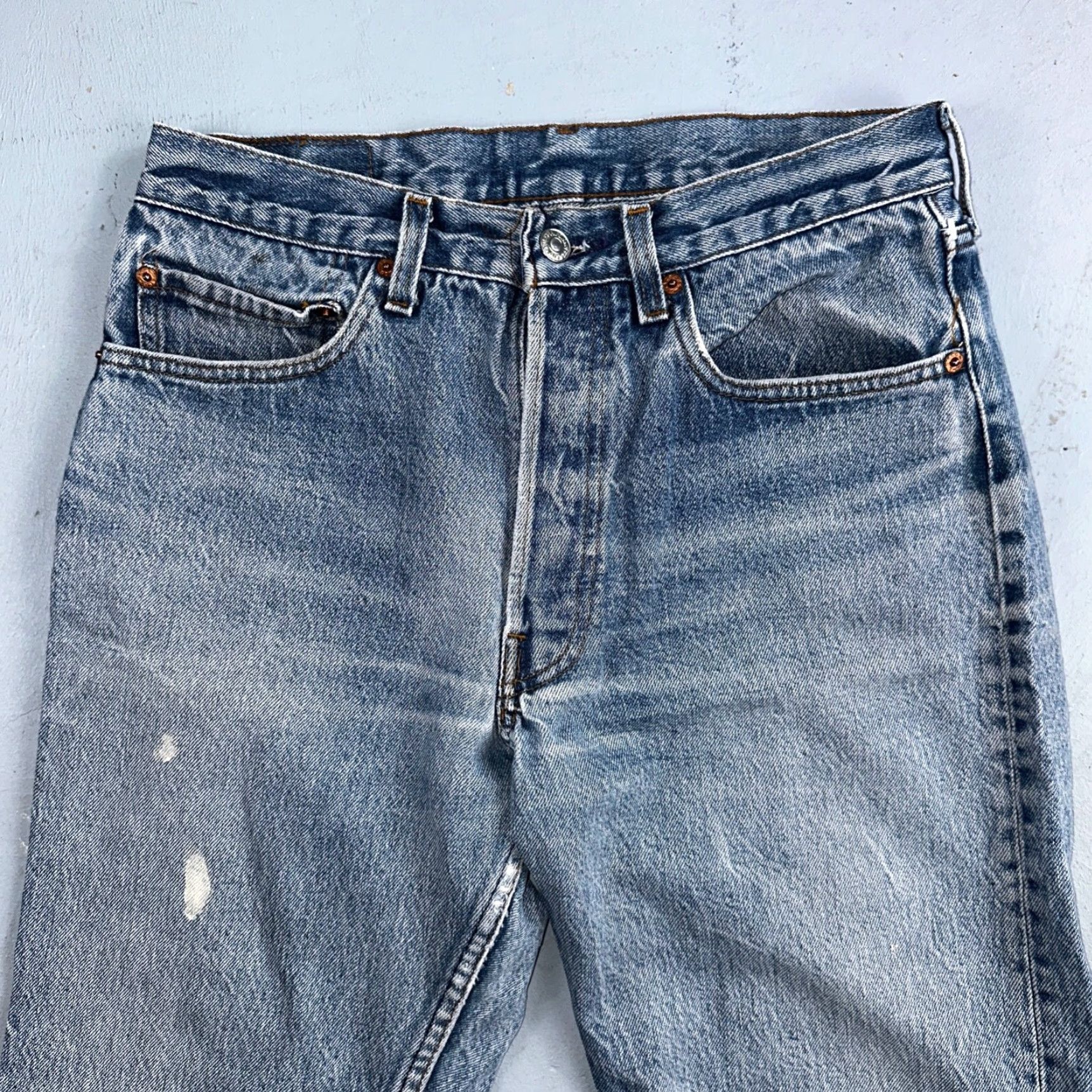 Levi's VINTAGE Levi's 501 Jeans Men Adult Medium Straight Fit 80s USA Light Wash Denim 33Inseam Size US 32 / EU 48 - 2 Thumbnail