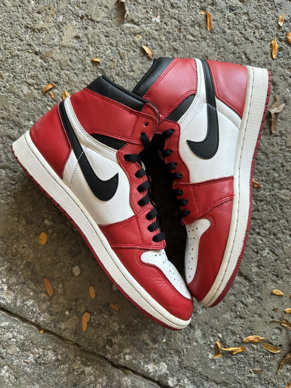 Jordan Brand Nike Air Jordan 1 Retro OG Chicago 2015 size 11 Size US 11 / EU 44 - 2 Thumbnail