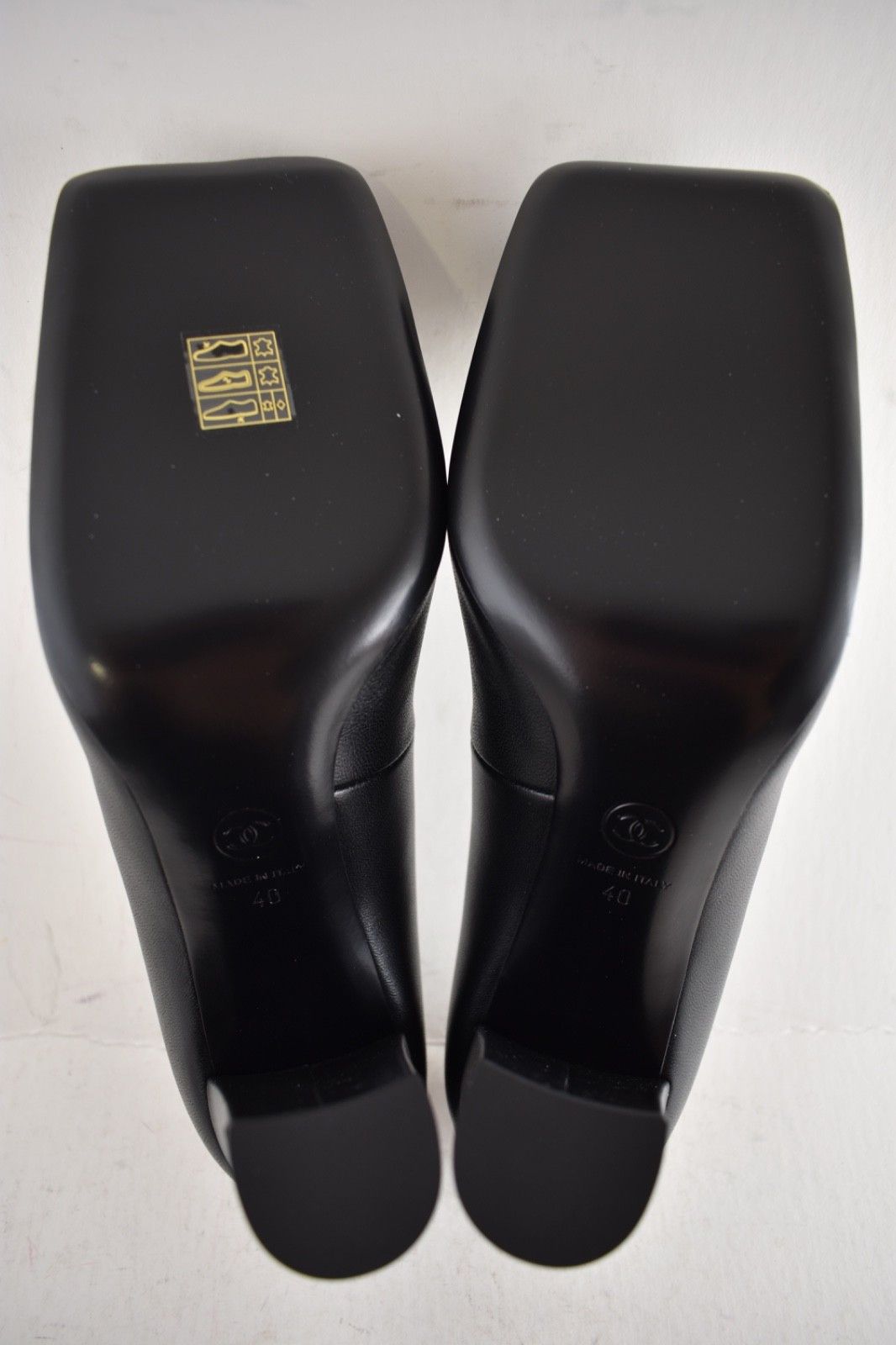 Chanel 26S Blazy White Square Toe Turnlock CC Block Heel Pump 40 Size US 10 / IT 40 - 22 Thumbnail