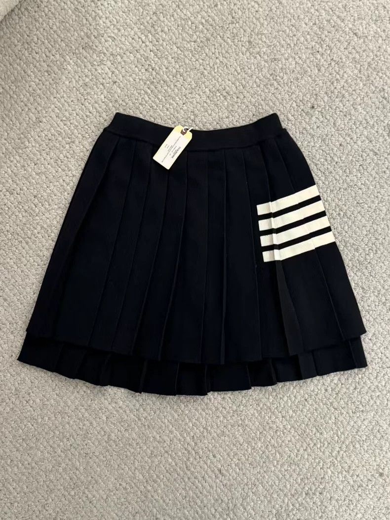 Thom Browne Thom browne Black new four-stripe wool pleated skirt short Size 25" / US 0 / IT 36 - 1 Thumbnail