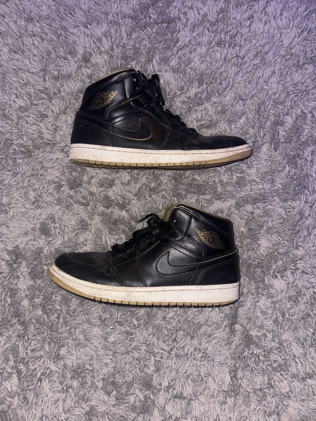 Nike Jordan 1 Retro Mid Black Metallic Gold Size US 11 / EU 44 - 1 Thumbnail