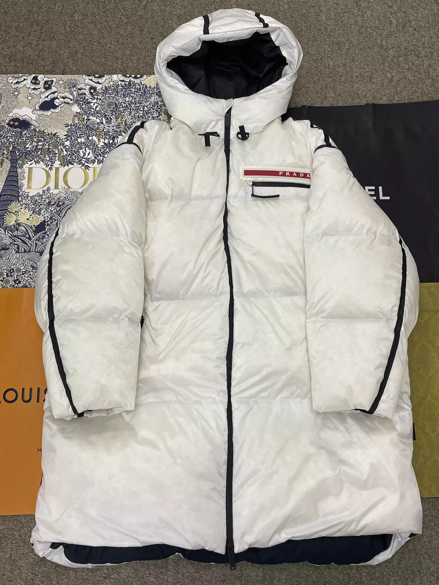 Prada Prada White Mid-Length Down Coat M Size M / US 6-8 / IT 42-44 - 1 Thumbnail
