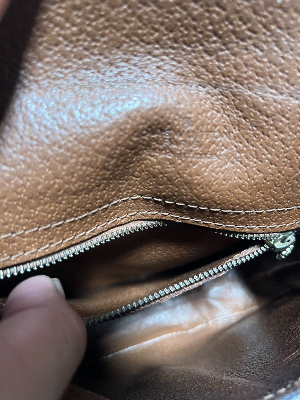 Louis Vuitton Authentic Louis Vuitton Saint Cloud Brown Shoulder Bag Size ONE SIZE - 14 Thumbnail