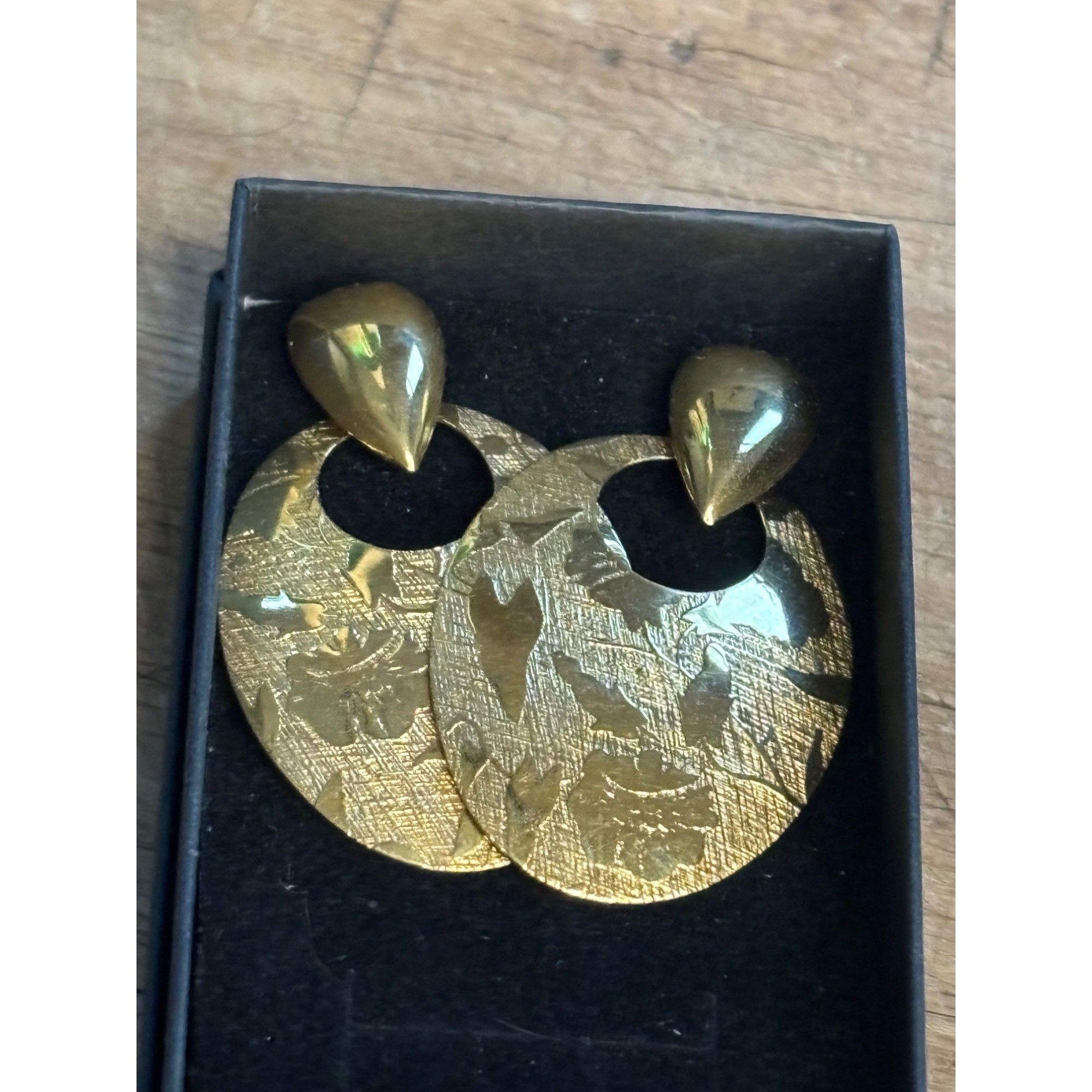 Other Elegant Teardrop Doorknocker Gold Tone Dangle Earrings Size ONE SIZE - 1 Thumbnail