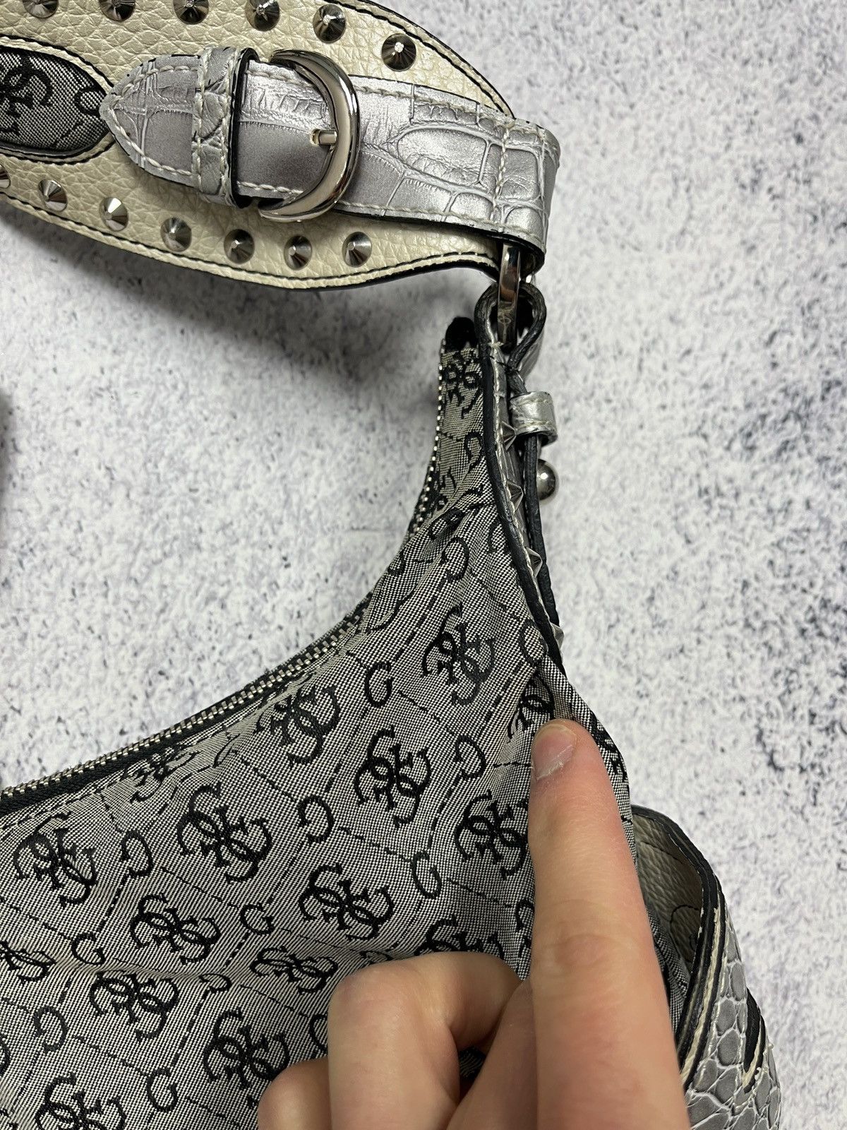 Guess Vintage Guess Monogram Y2K Shoulder Bag Hype Streetwear Size ONE SIZE - 9 Thumbnail