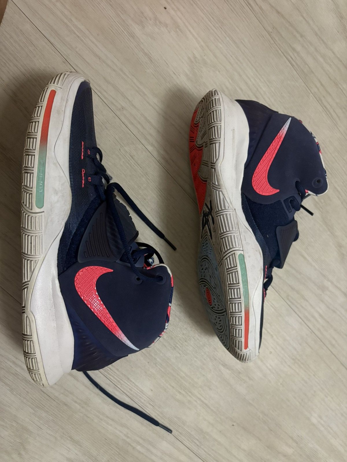 Nike kyrie irving4 Size US 9.5 / EU 42-43 - 4 Thumbnail