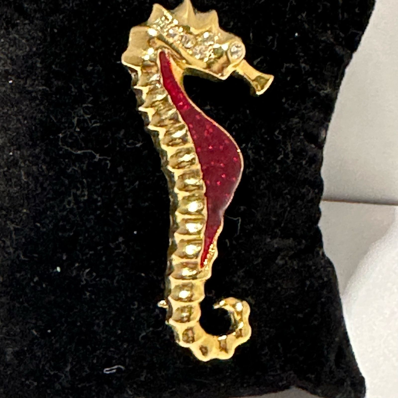 The Unbranded Brand VTG Seahorse Brooch Gold Tone Red Enamel Clear Rhinestones Size ONE SIZE - 3 Thumbnail