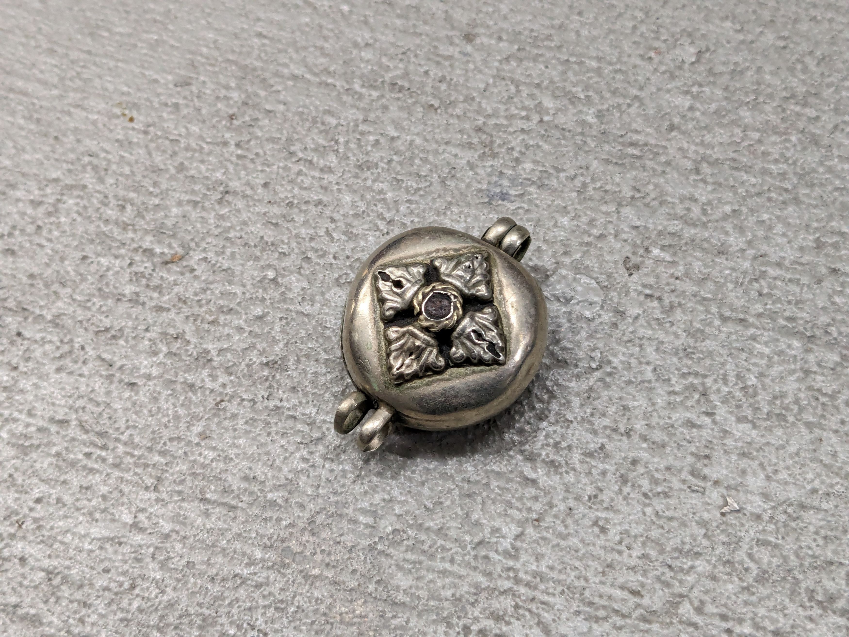 Jewelry × Vintage Vintage Tibetan Prayer Box Gau Pendant Size ONE SIZE - 5 Thumbnail