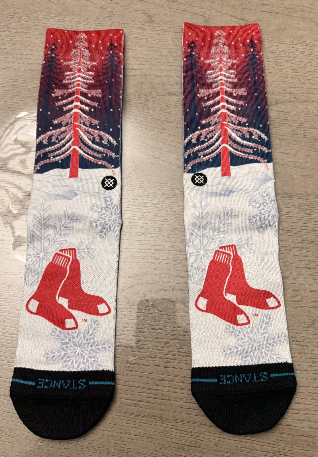 Other 2 Pairs of Boston Red Sox Christmas Socks Size ONE SIZE - 3 Thumbnail