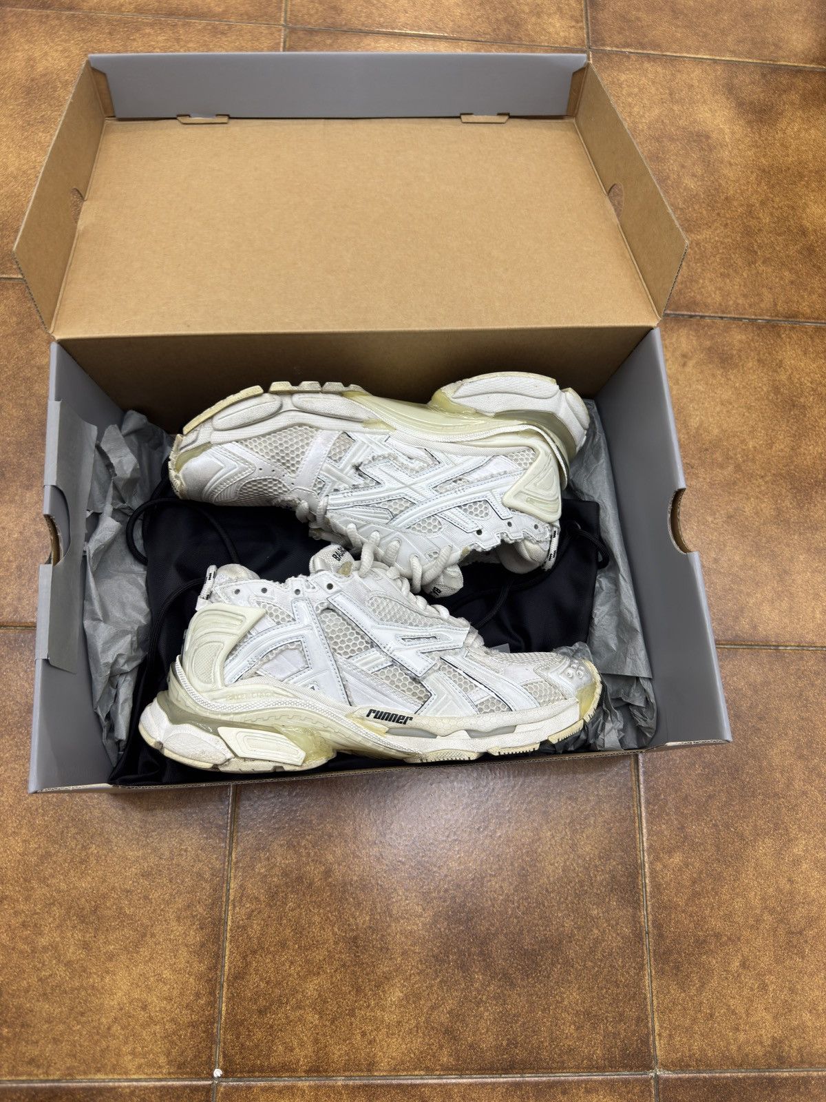 Balenciaga Balenciaga runner sneaker white Size US 7 / EU 40 - 1 Thumbnail