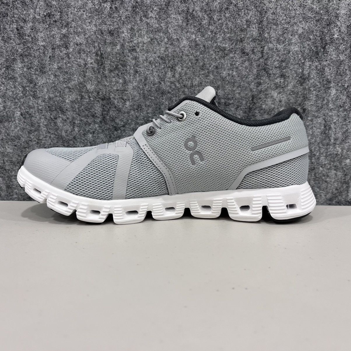 On On Cloud 5 Grey White Women Running Shoes size US 7 EU 38 Size US 7 / IT 37 - 5 Thumbnail