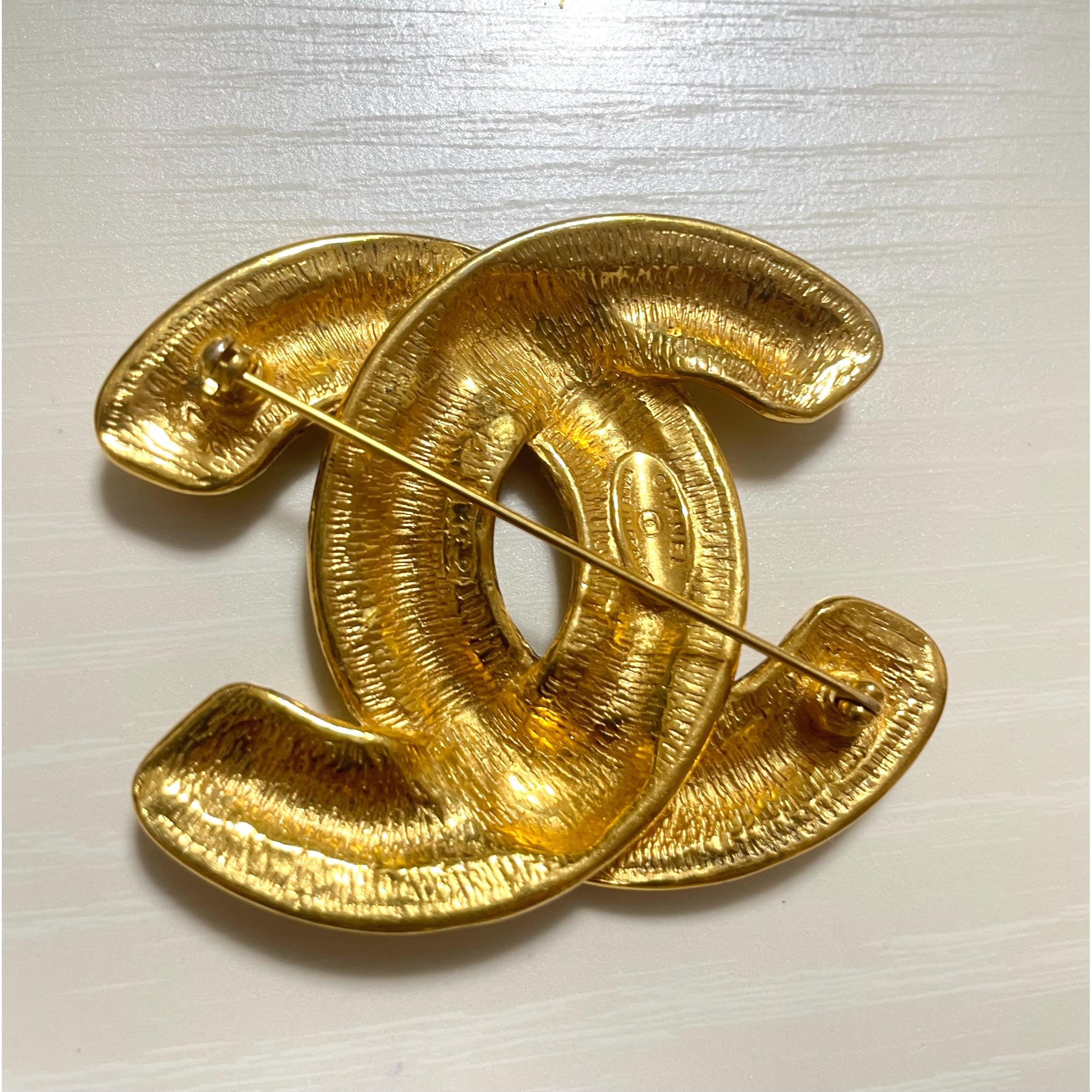 Chanel Vintage Chanel classic large matelasse CC brooch. Must have Size ONE SIZE - 7 Thumbnail