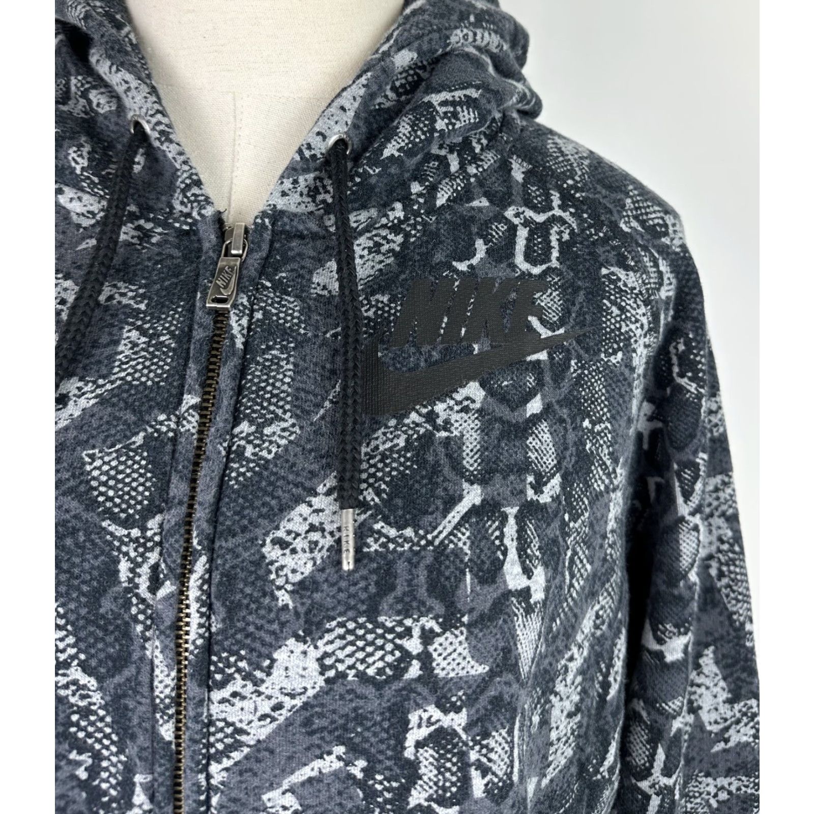 Nike VINTAGE Nike Hoodie Sweatshirt Womens Large Snakeskin Print Charcoal Gray Full Zip Gym Size L / US 10 / IT 46 - 3 Thumbnail