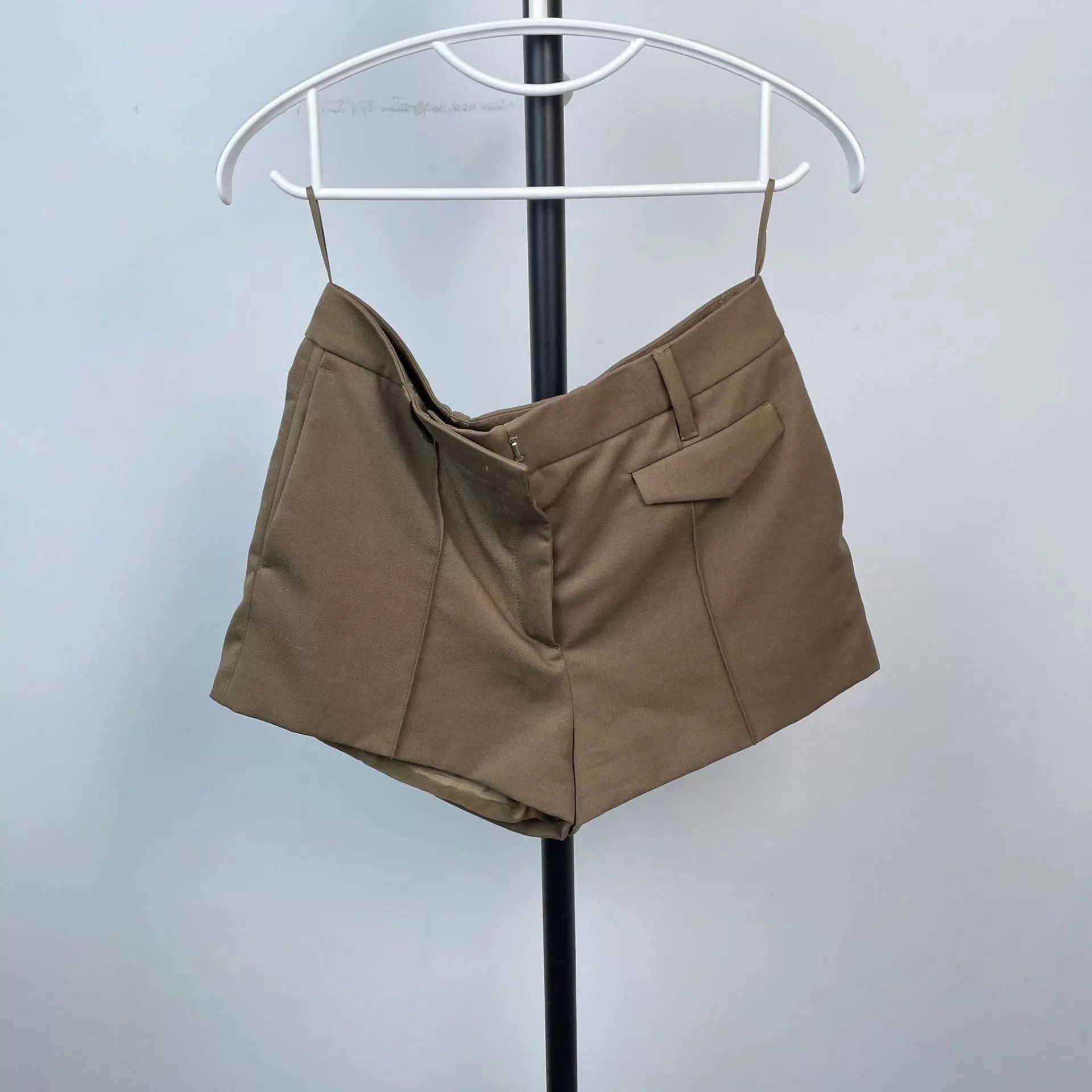 Prada Prada 36 beige shorts 2023 Size 25" / US 0 / IT 36 - 1 Thumbnail