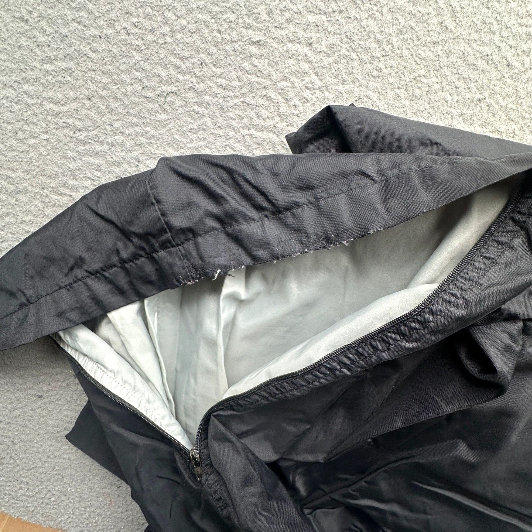 Nike VINTAGE Nike Windbreaker Pants Mens Large Drawstring Zip Lined Nylon Black 90s Ankle Zip Size US 33 - 7 Thumbnail