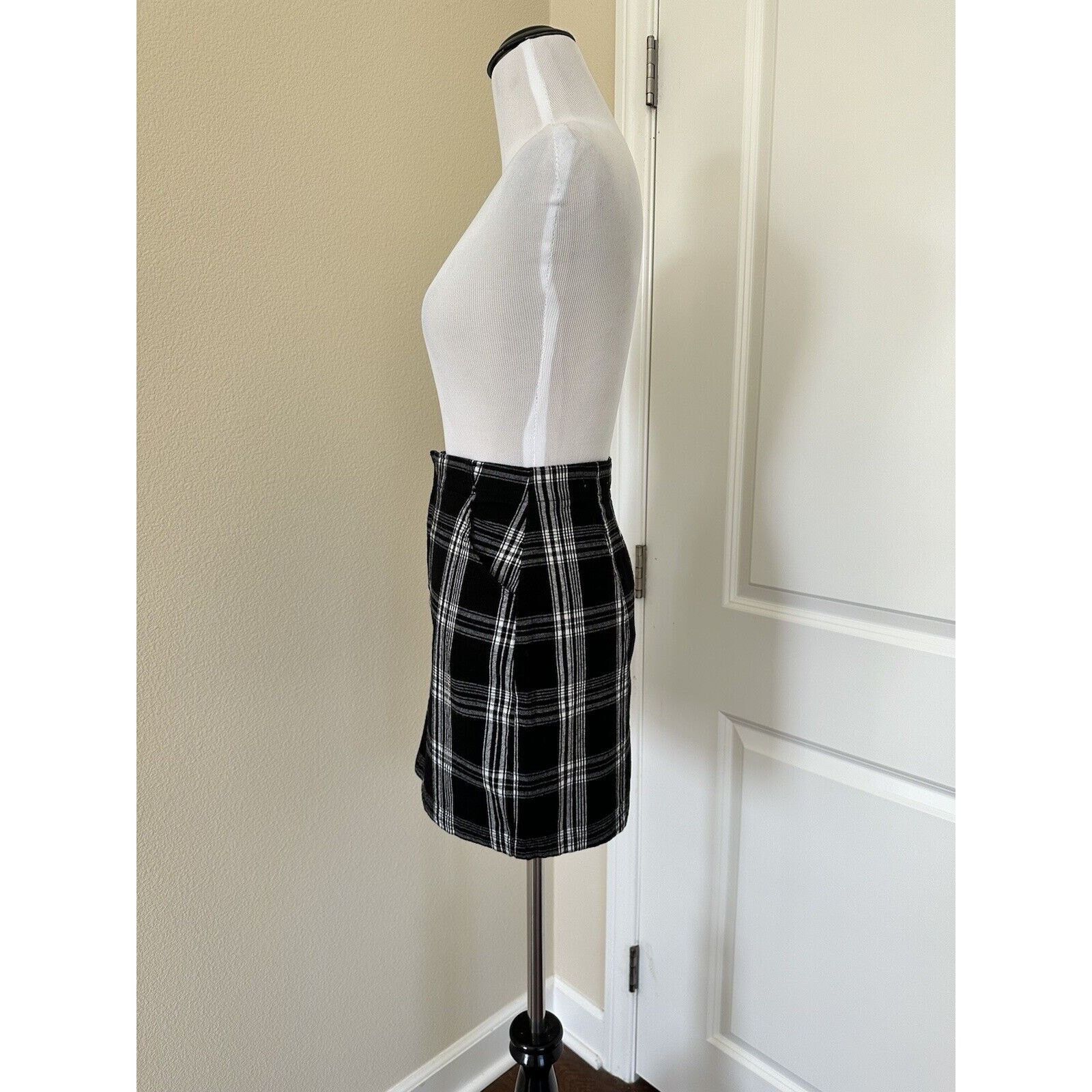 Hollister Hollister Ultra High Rise Black White Plaid Mini Skirt Sz XS Size 26" / US 2 / IT 38 - 7 Thumbnail
