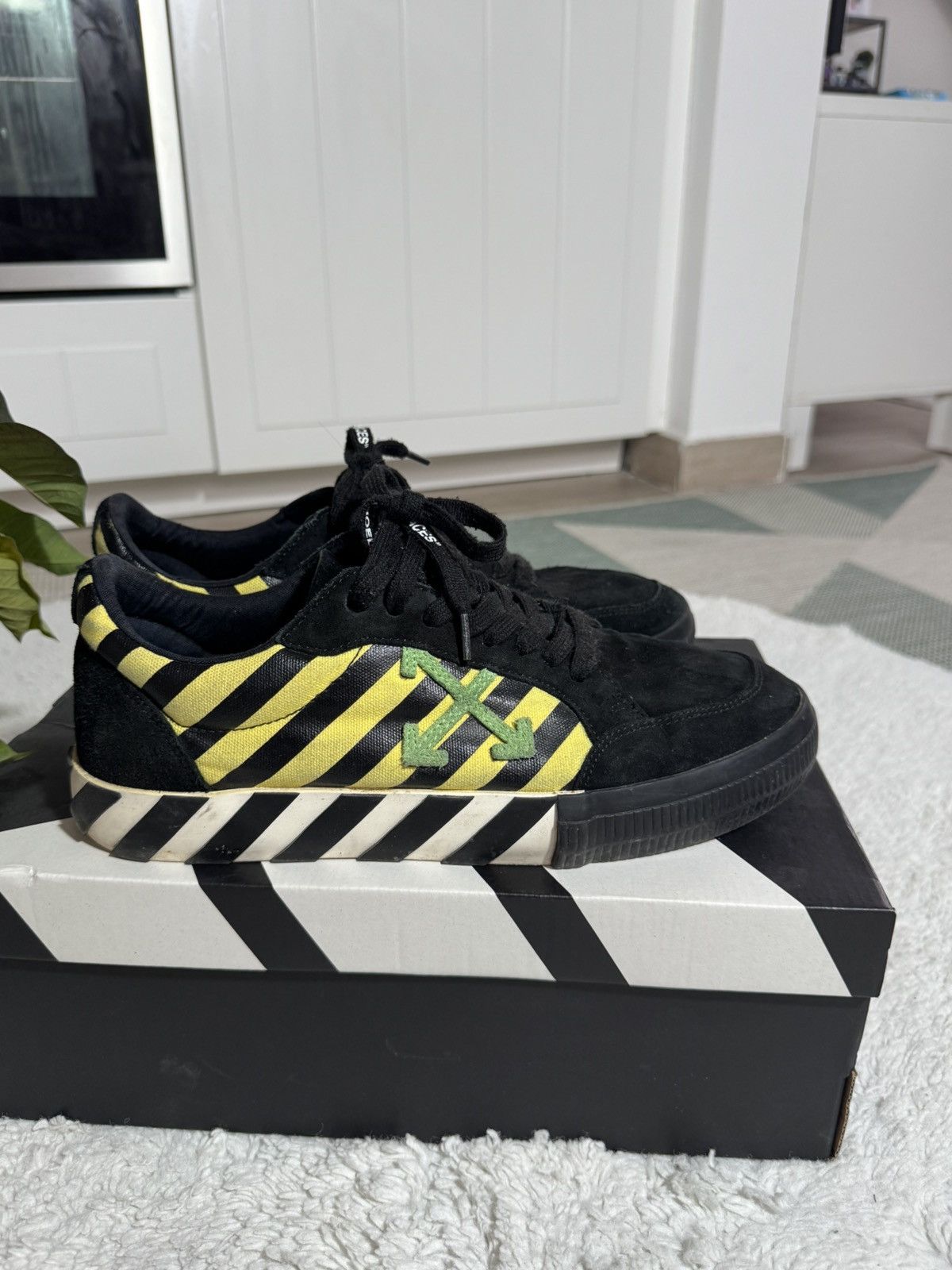 Off white vulcanized low sneakers trainers