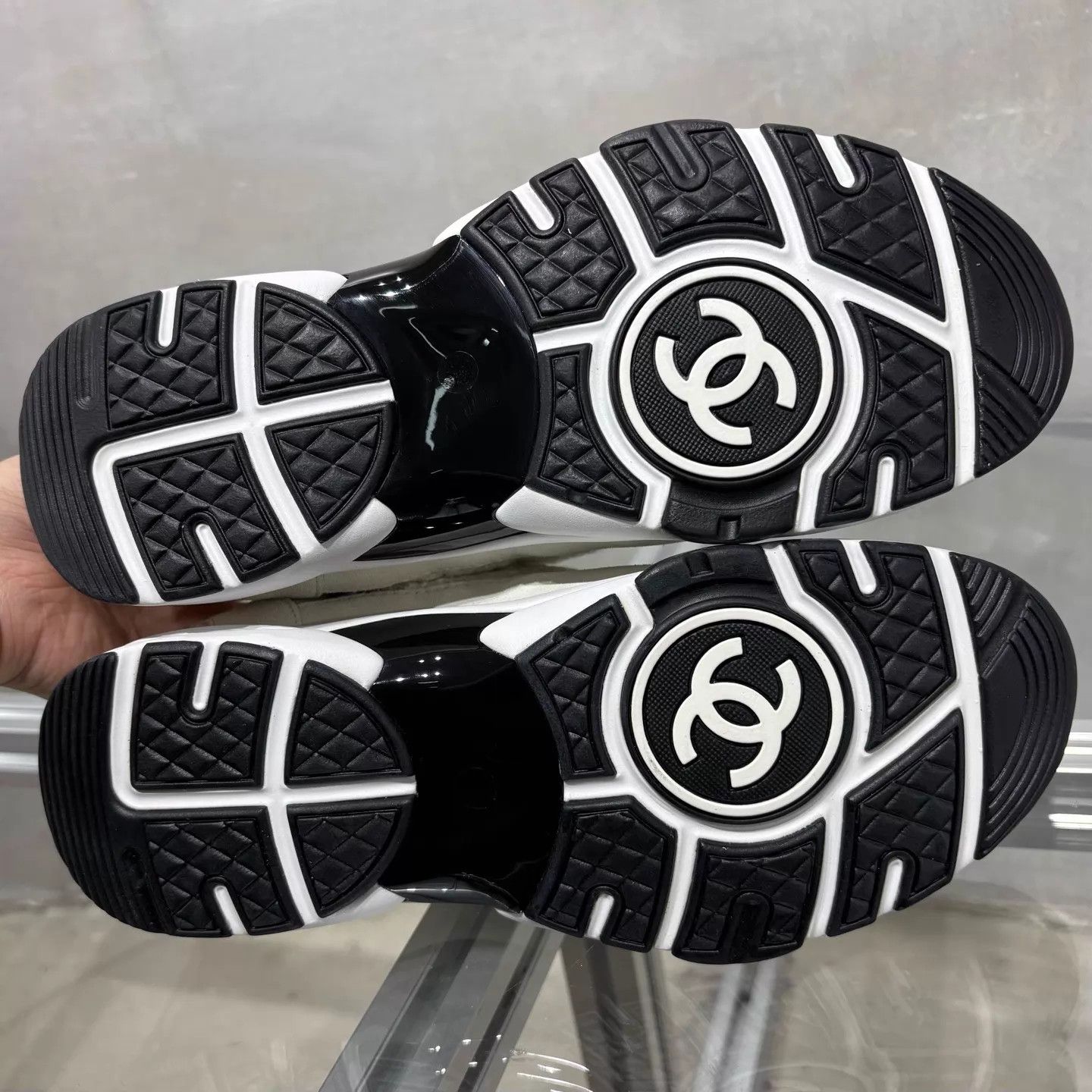 Chanel Chanel CC Logo Snow White Sneakers Women's 37.5 Size US 7 / IT 37 - 7 Thumbnail
