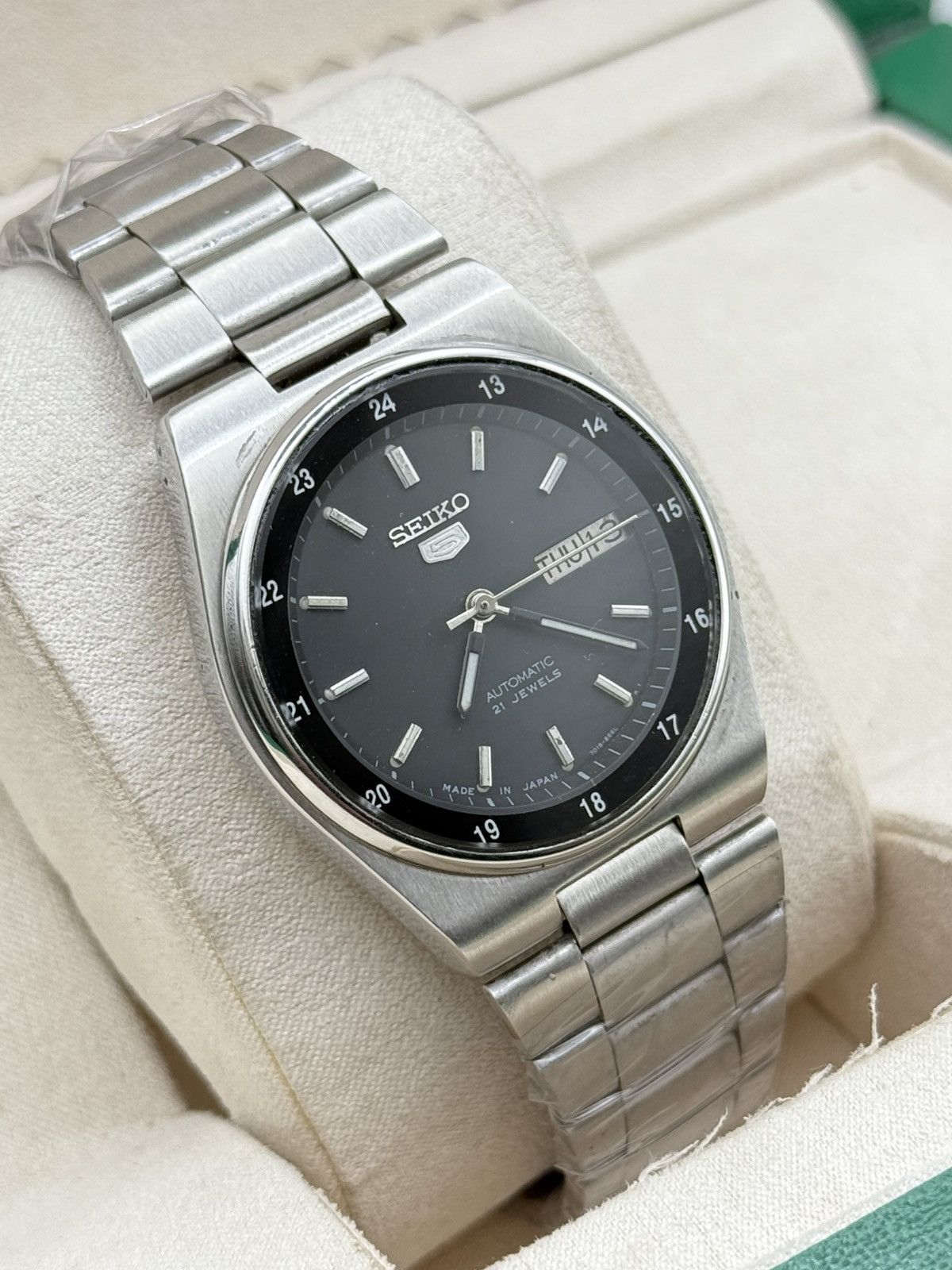 Seiko SEIKO 5 AUTOMATIC 7009 BLACK DIAL MEN VINTAGE WRISTWATCH Size 36 - 3 Thumbnail