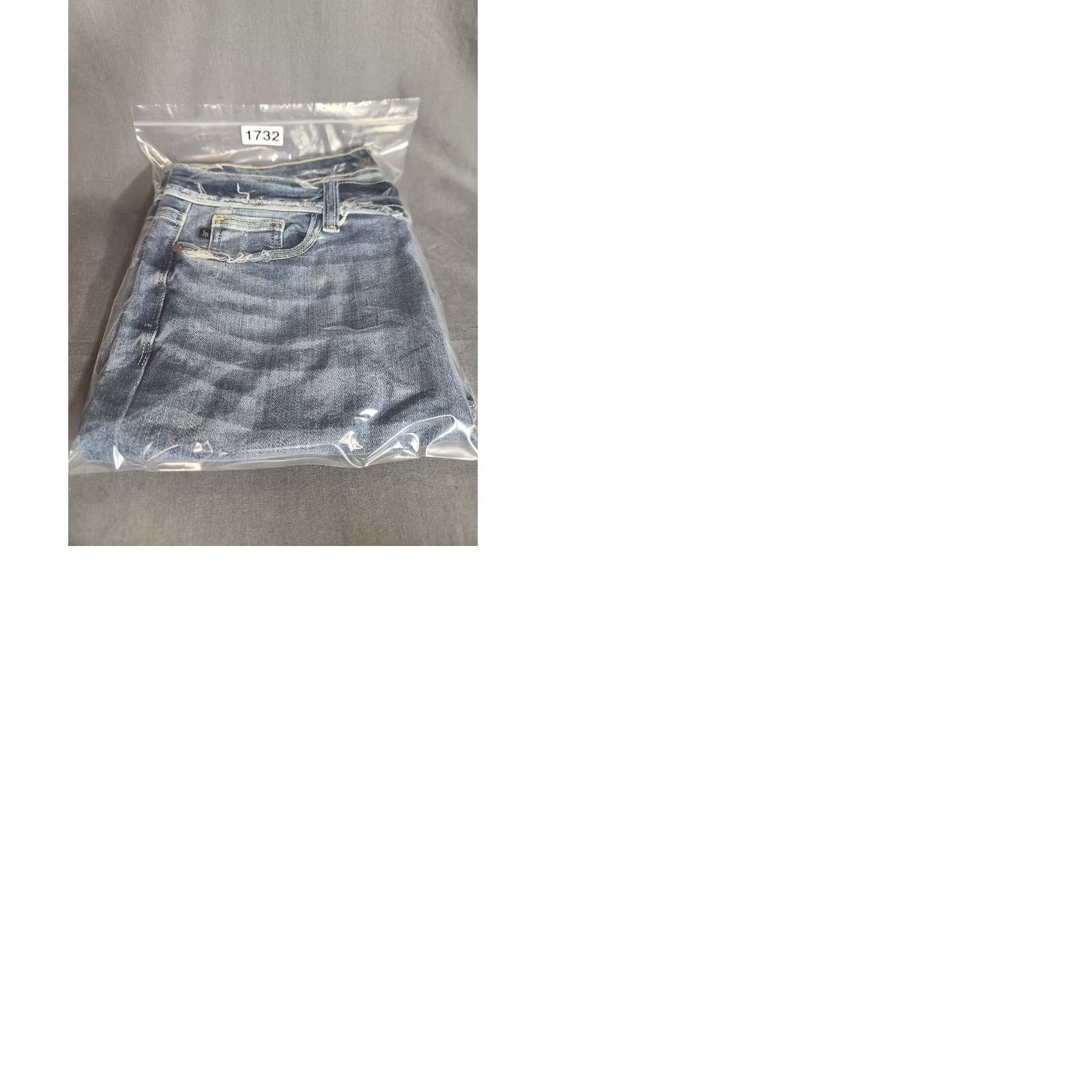 Vintage Judy Blue Jeans Womens 16W Skinny High Rise Medium Wash Distressed 32x27 Denim 5-Pocket Jeans B Blue Jeans Adjustable Waist? Size 38" / US 16 / IT 52 - 10 Thumbnail