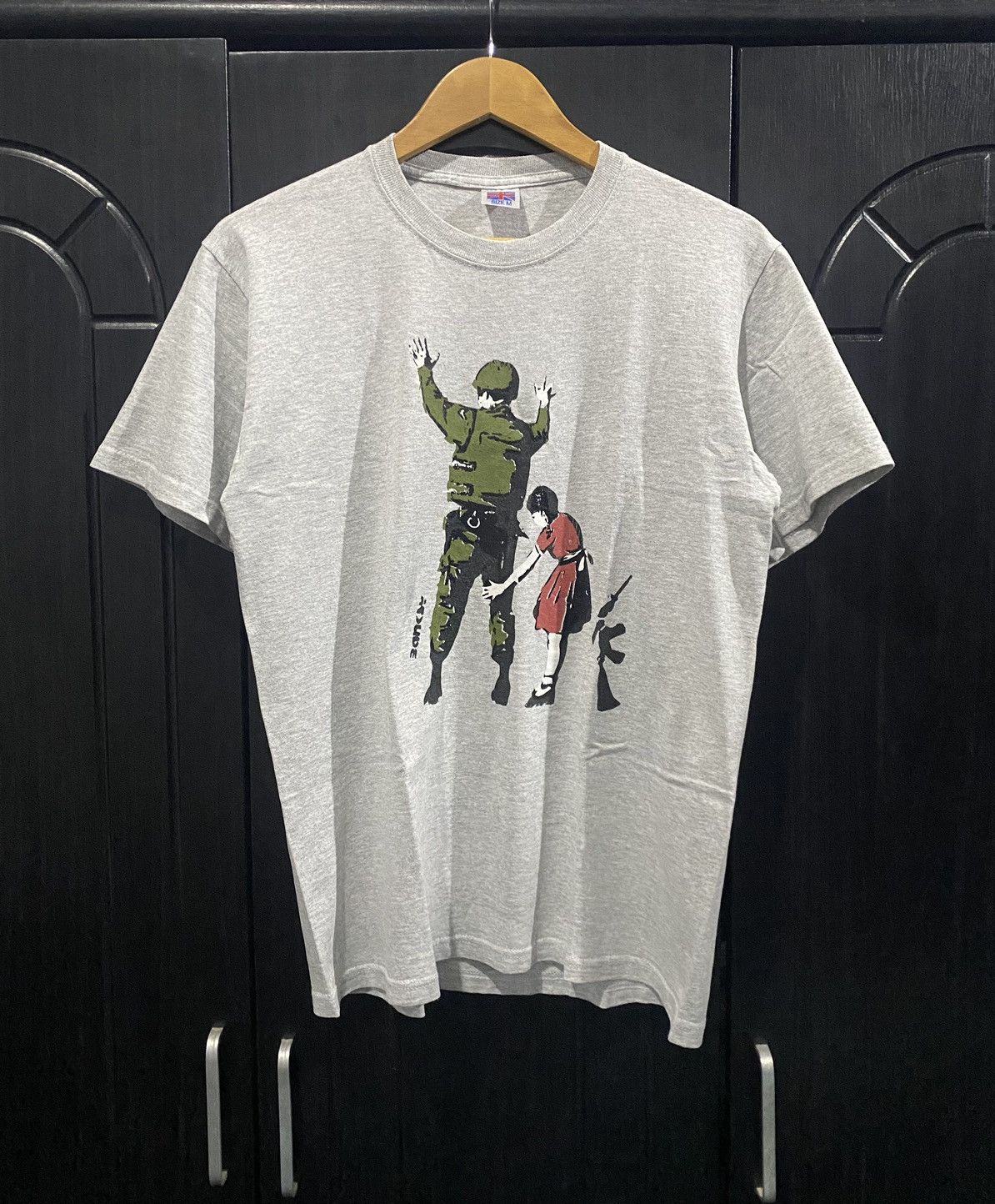 Vintage Rare! 2000s Banksy Girl Frisking Soldier Art Tee Size US M / EU 48-50 / 2 - 1 Thumbnail