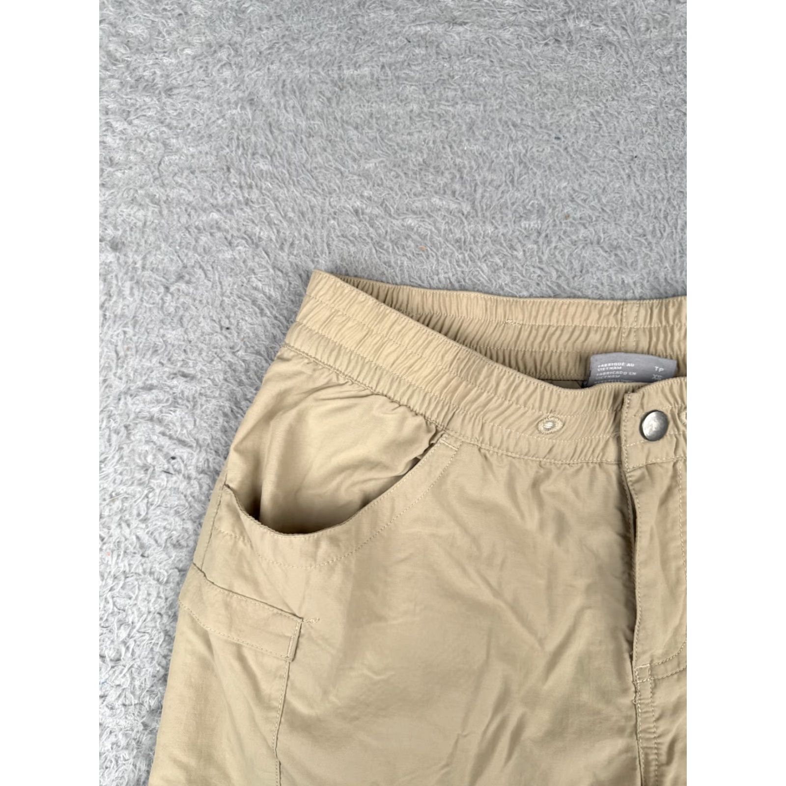 Vintage Columbia Women's Cargo Shorts XS Beige Nylon Elastic Waist Casual Activewear Travel Workwear 6 in Inseam Size 26" / US 2 / IT 38 - 4 Thumbnail