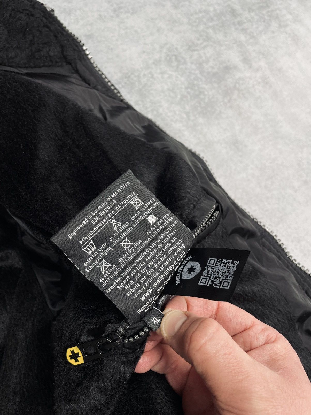 Wellensteyn Wellensteyn Men’s Black Down Bomber Jacket Size XL Hooded Size US XL / EU 56 / 4 - 18 Thumbnail
